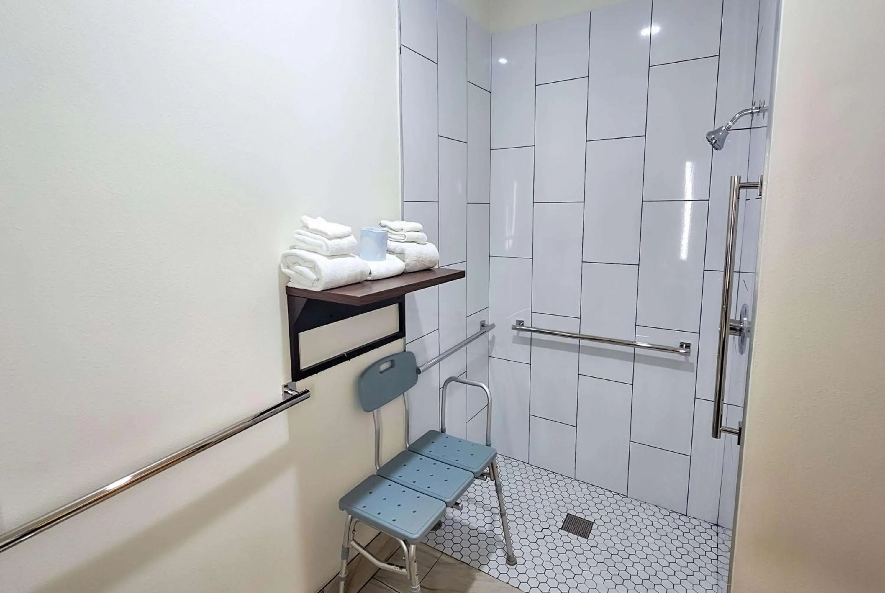 Bathroom in La Quinta by Wyndham Dallas Mesquite