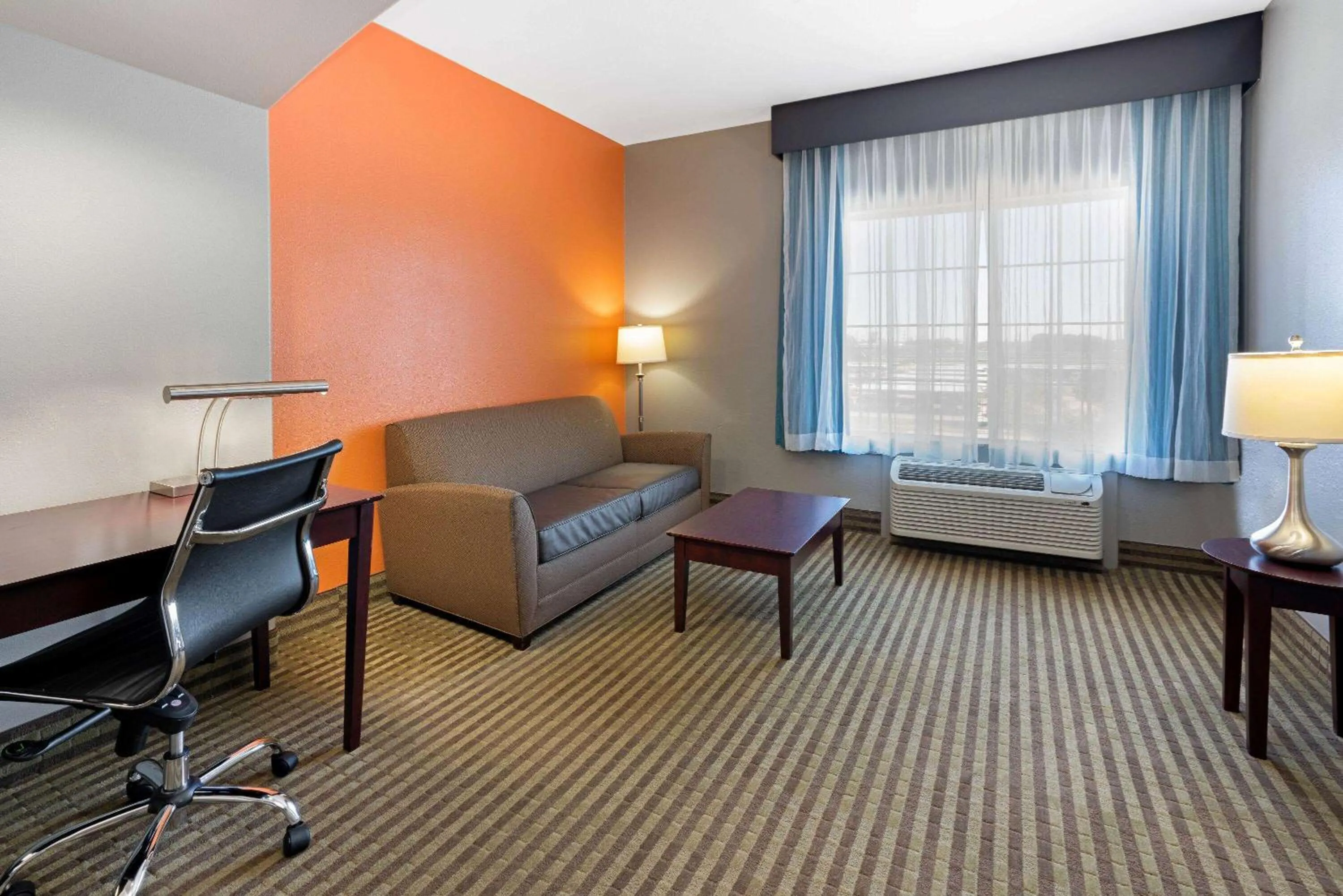 Bed in La Quinta by Wyndham Houston IAH Bush Intl Airport E