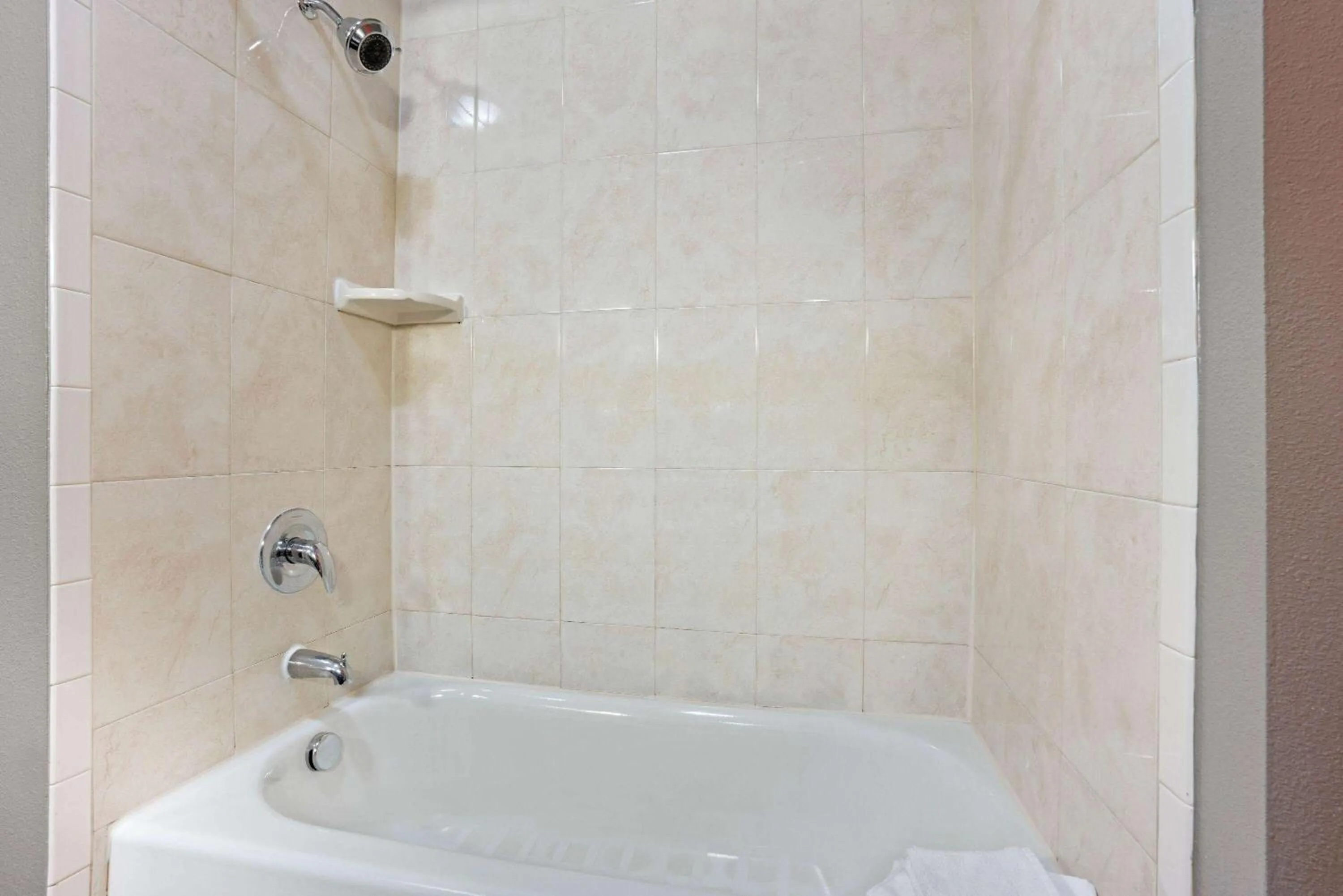 TV and multimedia in La Quinta by Wyndham Houston IAH Bush Intl Airport E