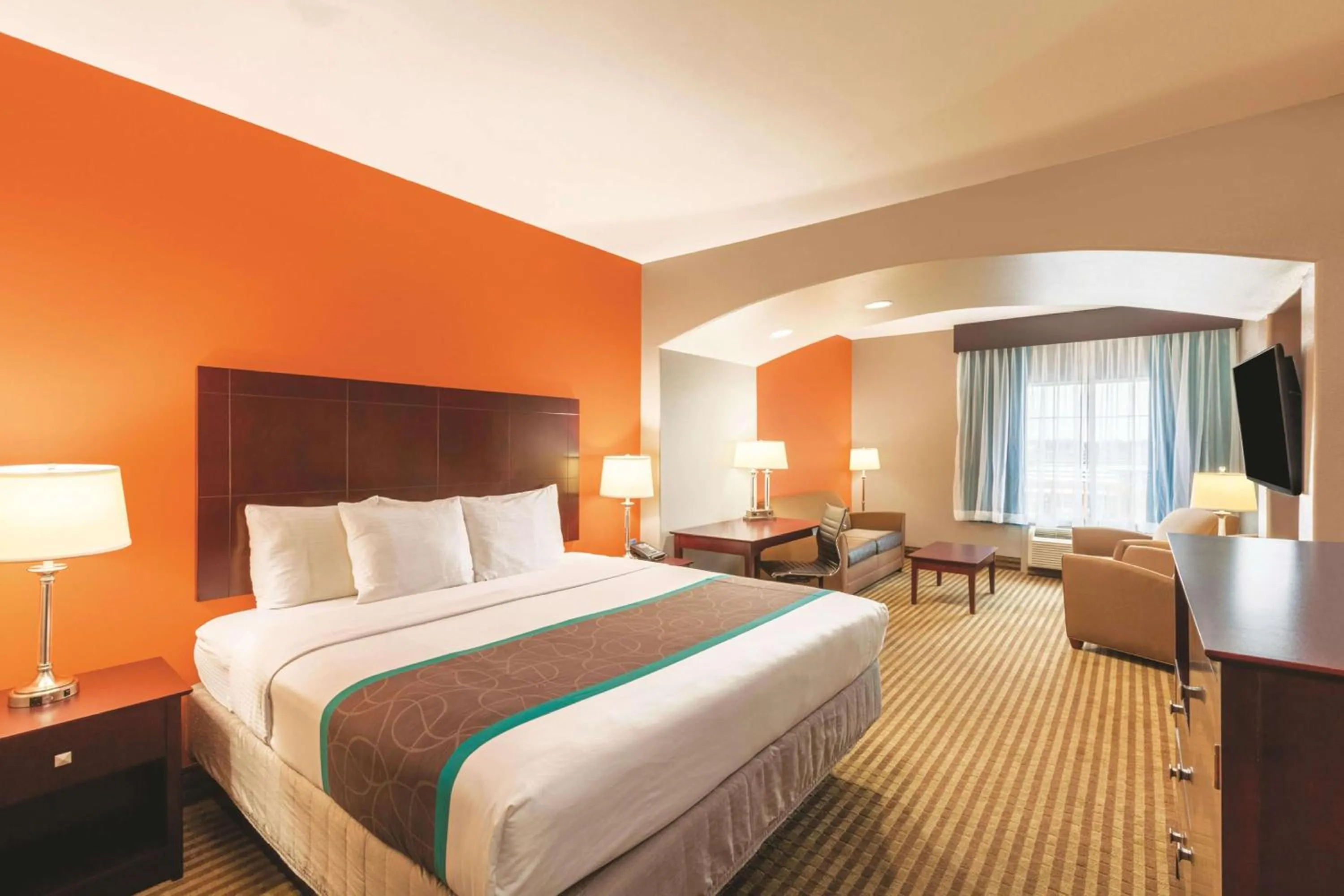 Photo of the whole room, Bed in La Quinta by Wyndham Houston IAH Bush Intl Airport E