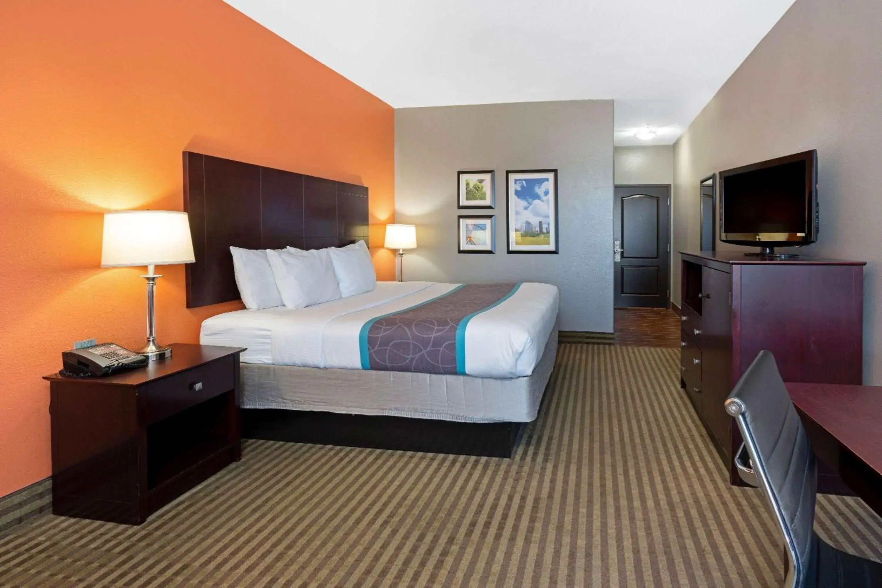 Photo of the whole room, Bed in La Quinta by Wyndham Houston IAH Bush Intl Airport E Photo of the whole room, Bed in La Quinta by Wyndham Houston IAH Bush Intl Airport E