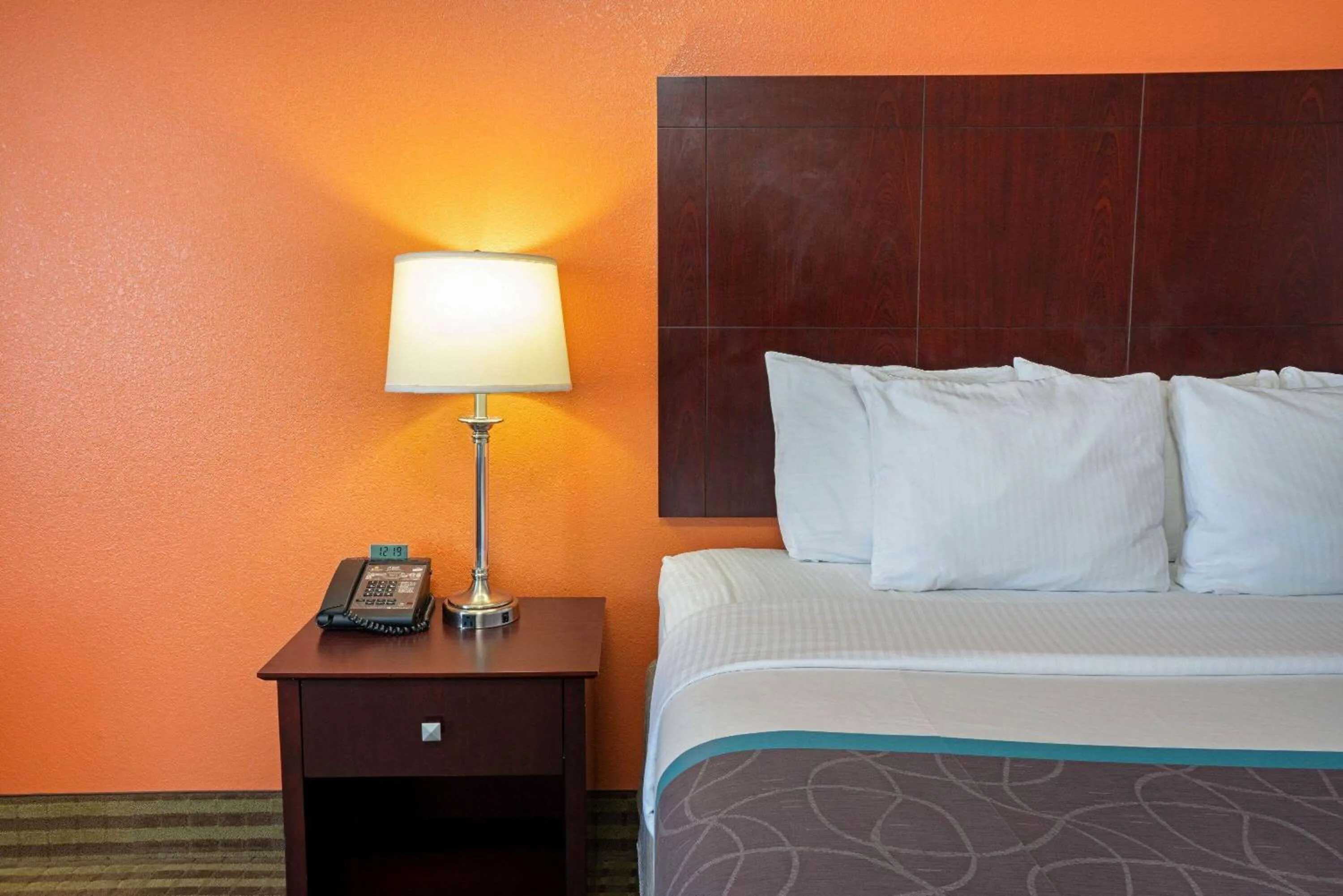 Photo of the whole room, Bed in La Quinta by Wyndham Houston IAH Bush Intl Airport E