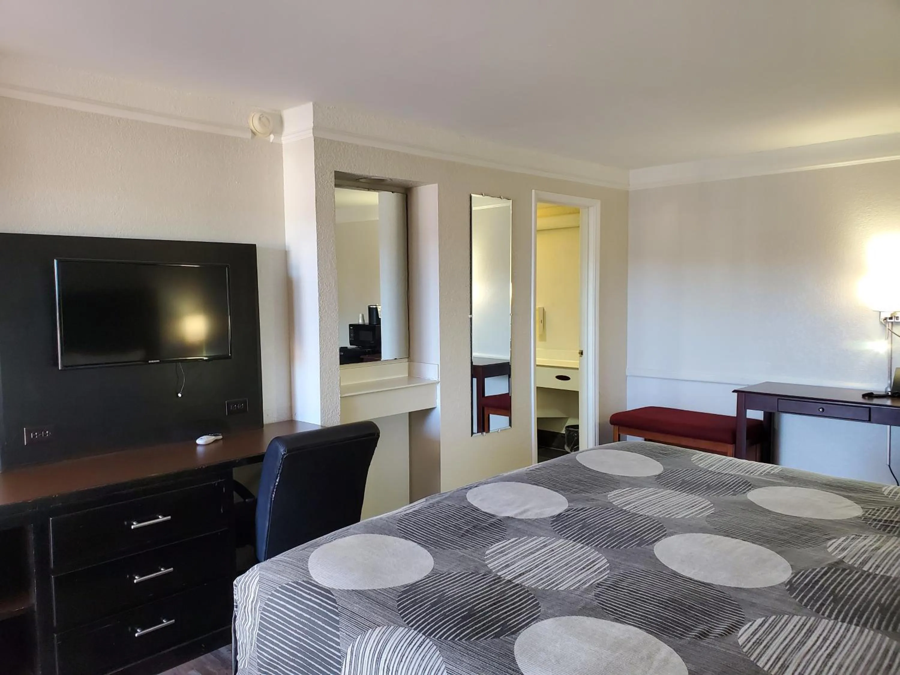 Bed in Budget Host Inn- Medical Center