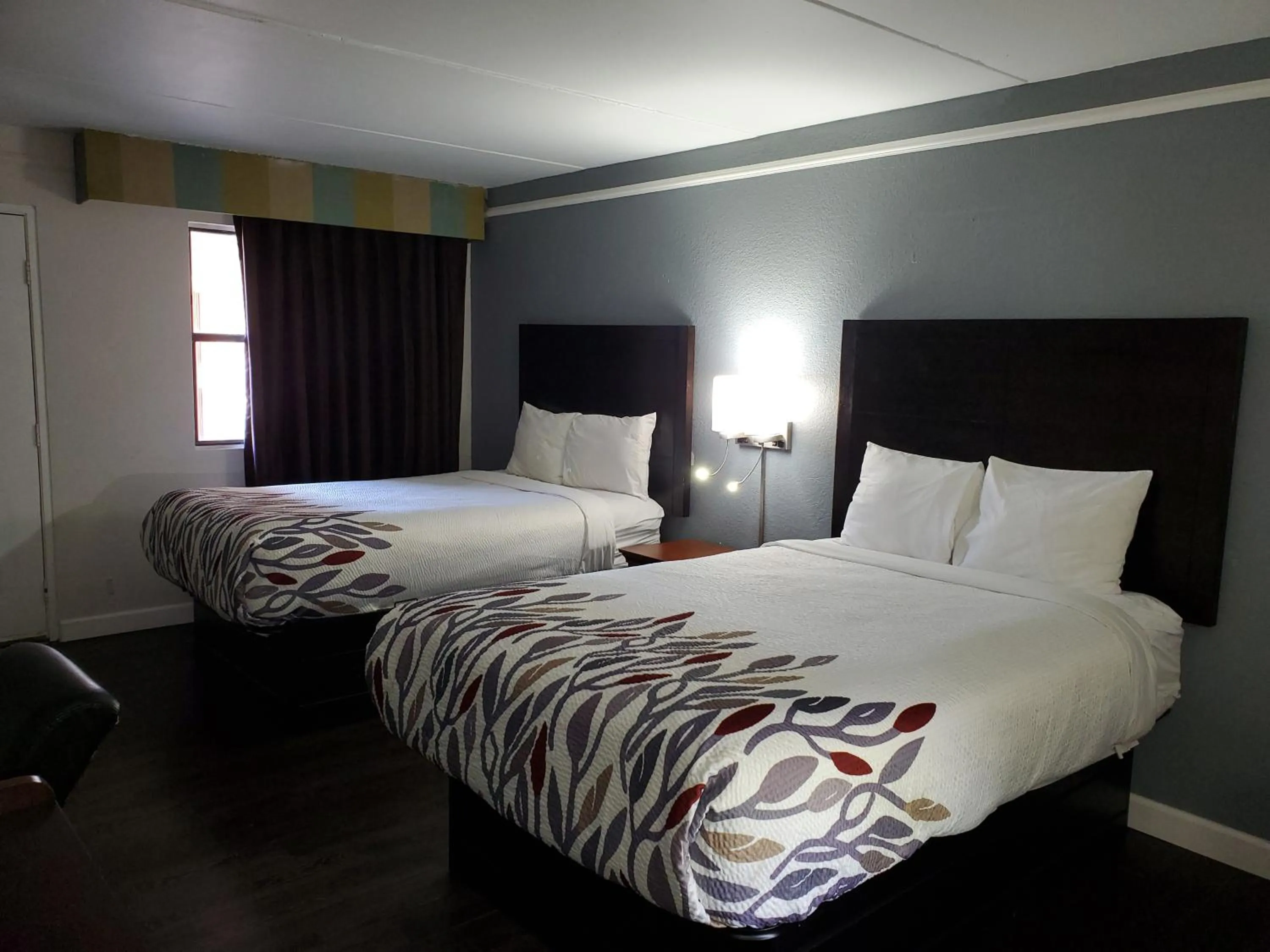 Bed in Budget Host Inn- Medical Center