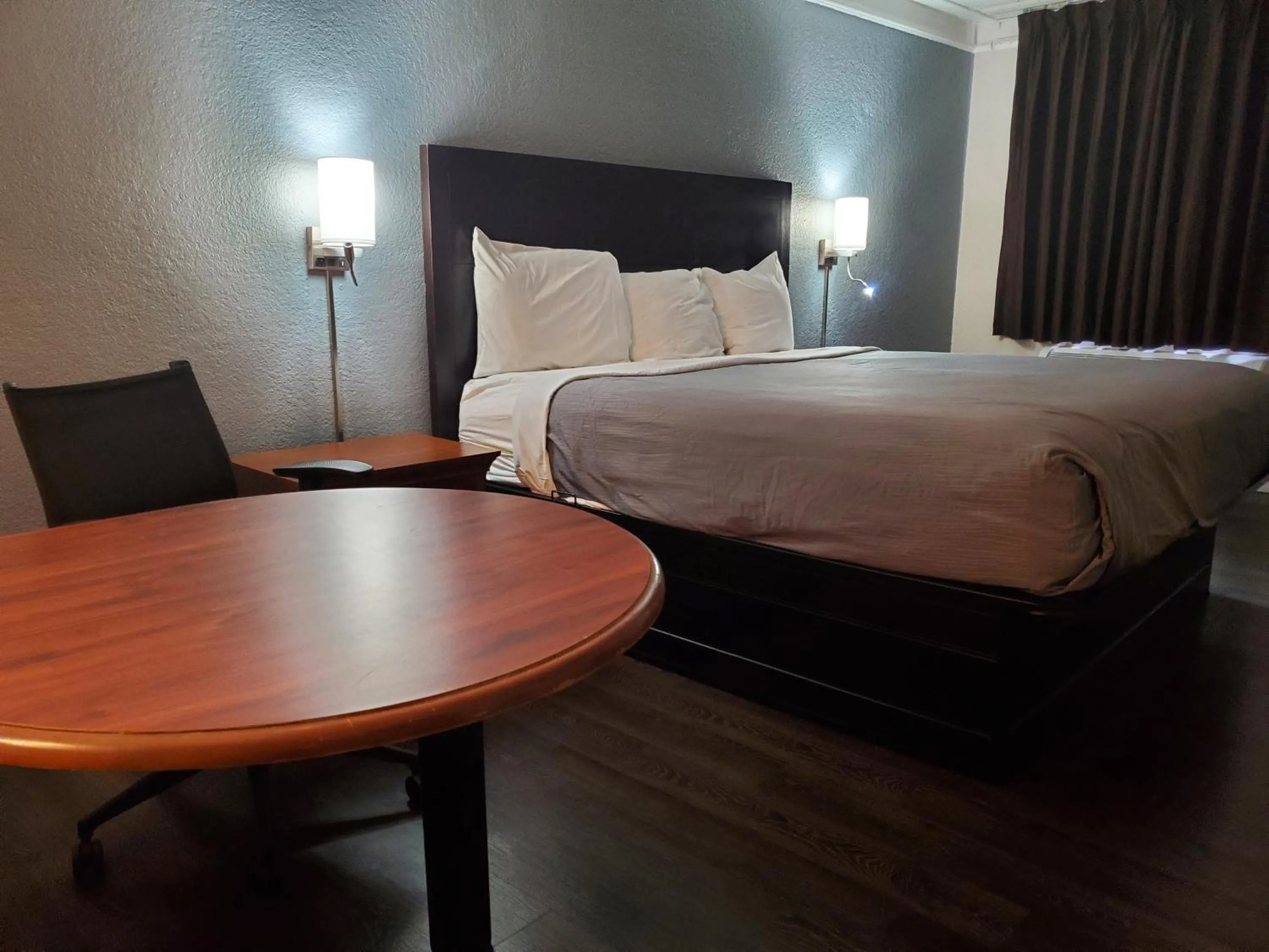 Seating area, Bed in Budget Host Inn- Medical Center