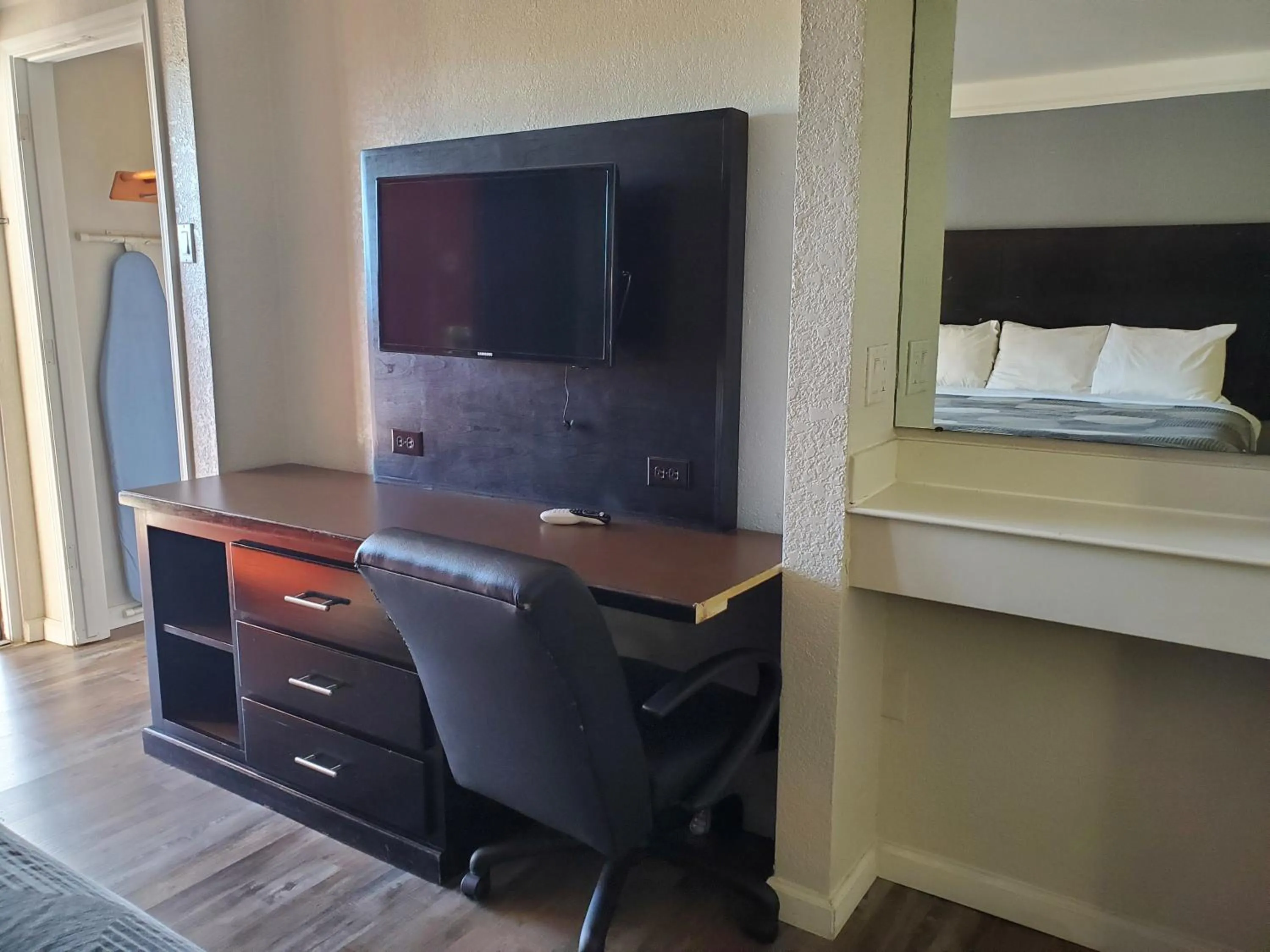 Seating area, Bed in Budget Host Inn- Medical Center