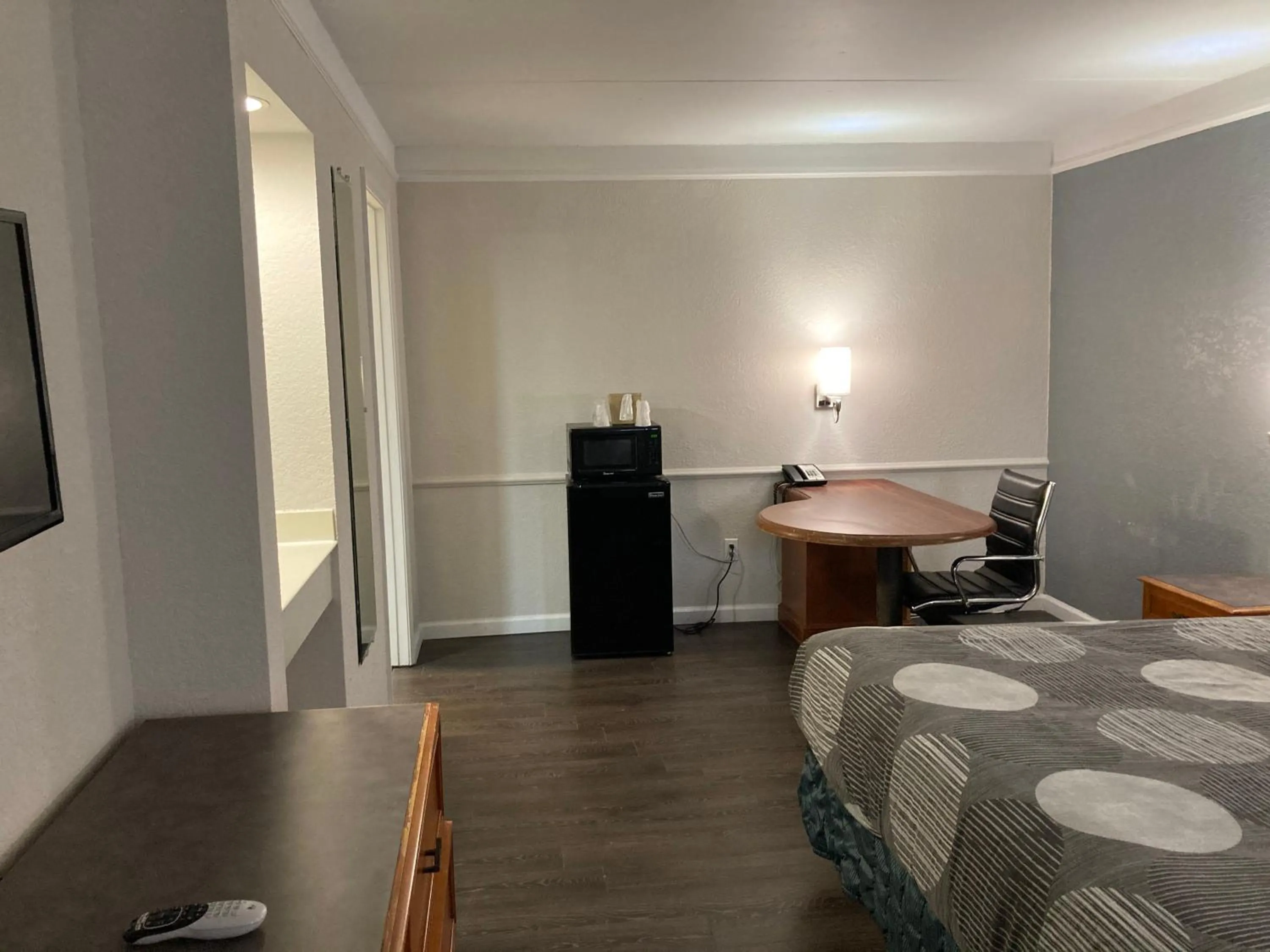 Living room, Bed in Budget Host Inn- Medical Center