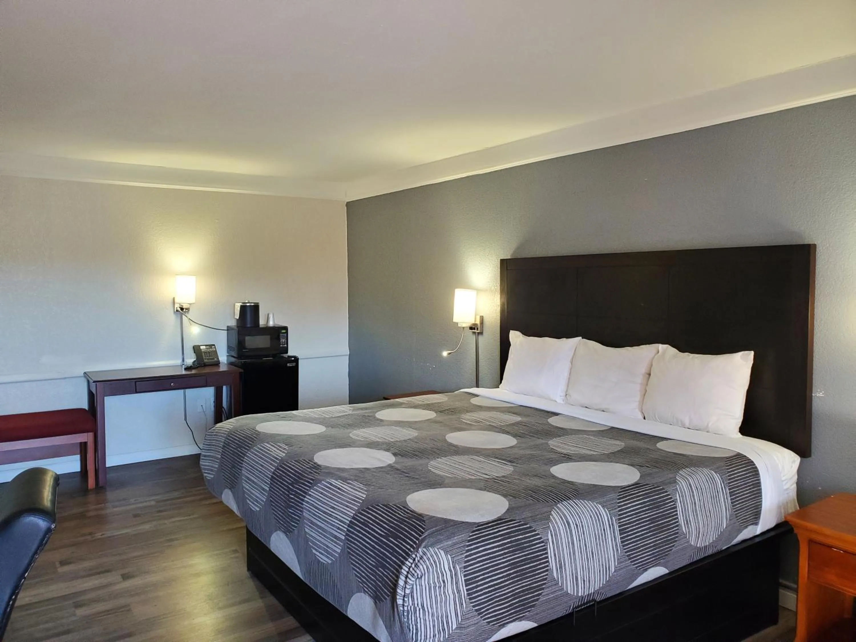 Bedroom, Bed in Budget Host Inn- Medical Center