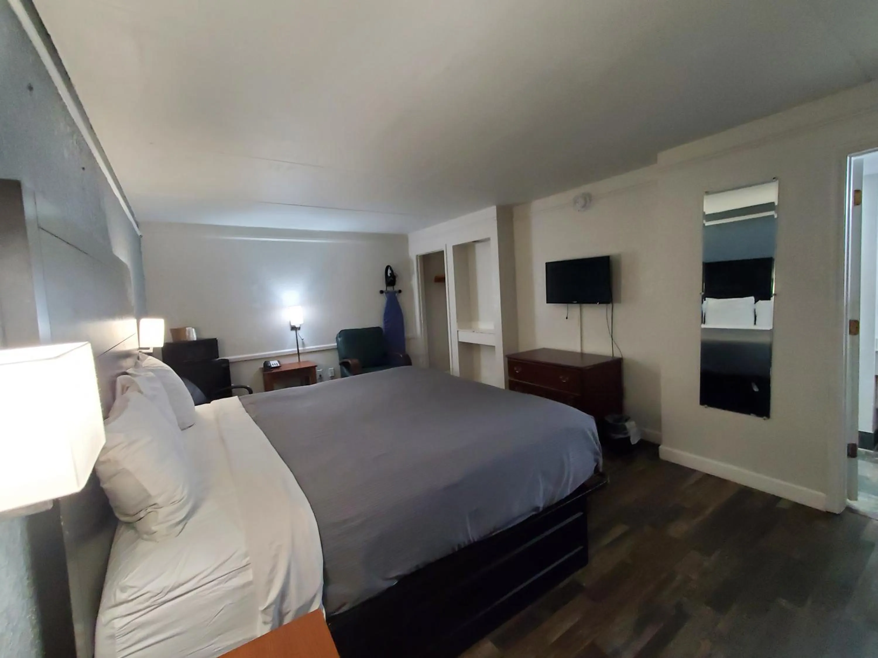 Photo of the whole room, Bed in Budget Host Inn- Medical Center