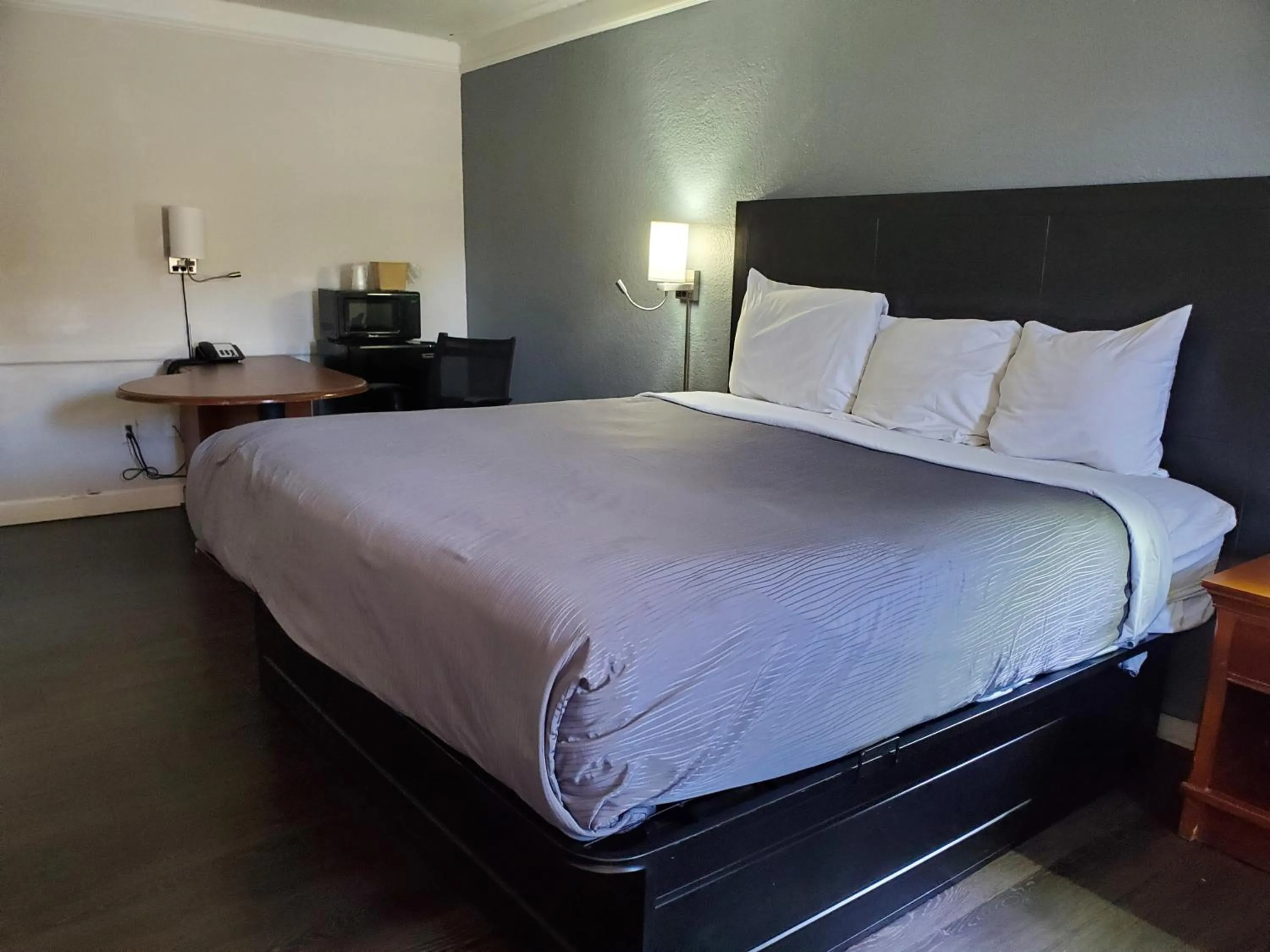 Seating area, Bed in Budget Host Inn- Medical Center