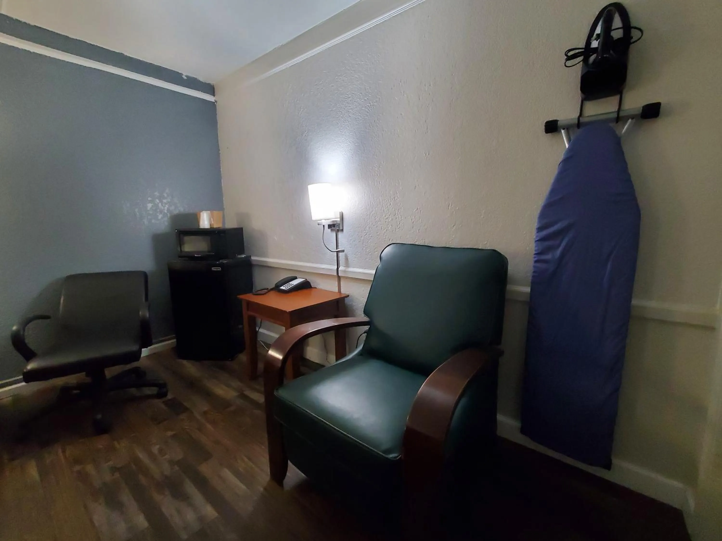 Seating area in Budget Host Inn- Medical Center