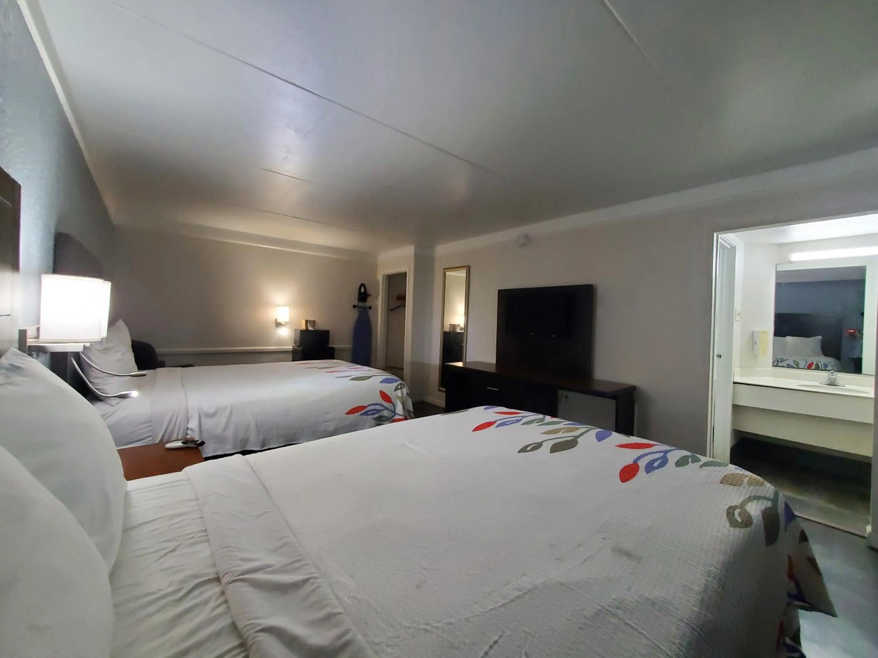 TV and multimedia, Bed in Budget Host Inn- Medical Center