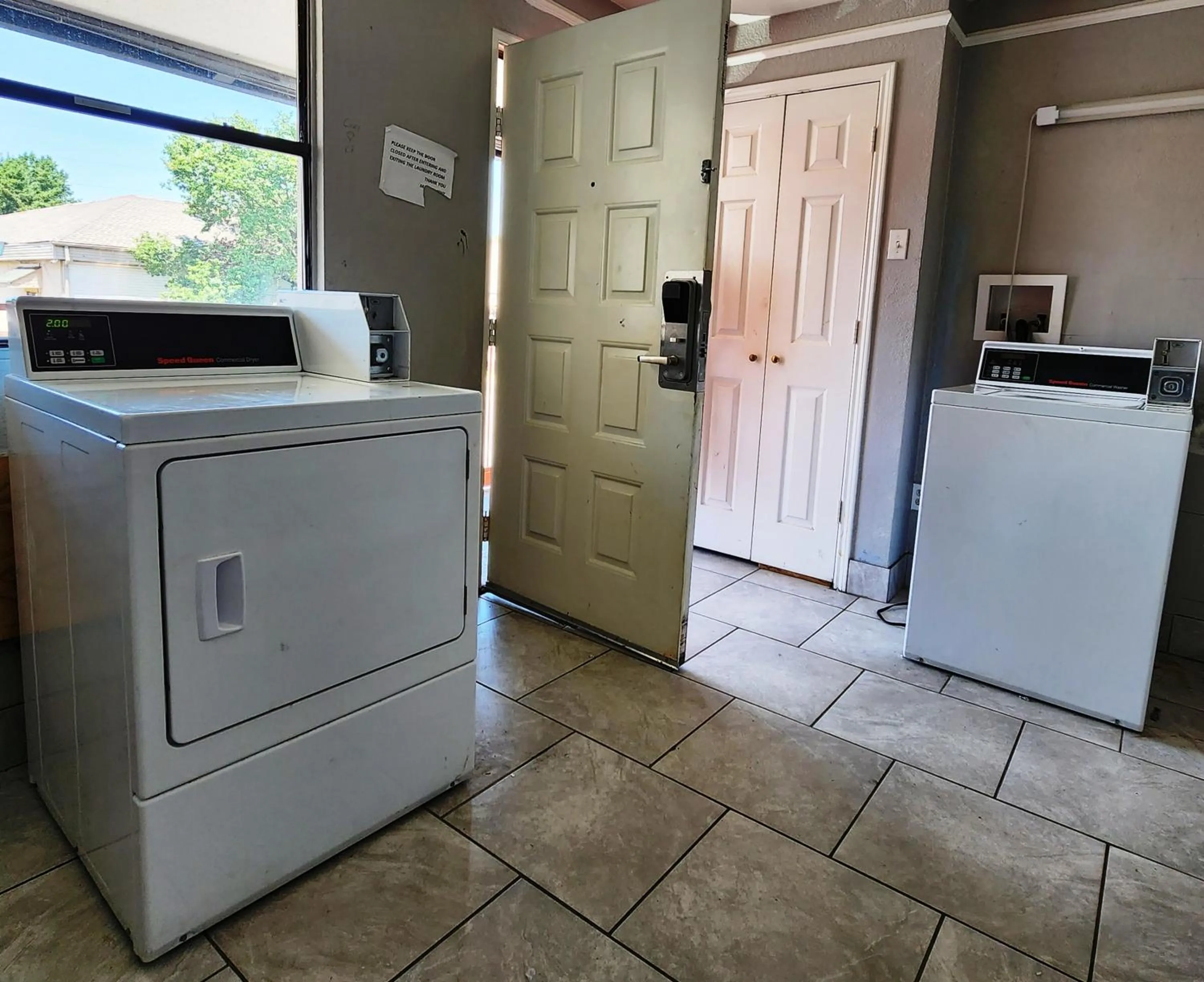 laundry in Relax Inn West Medical Center