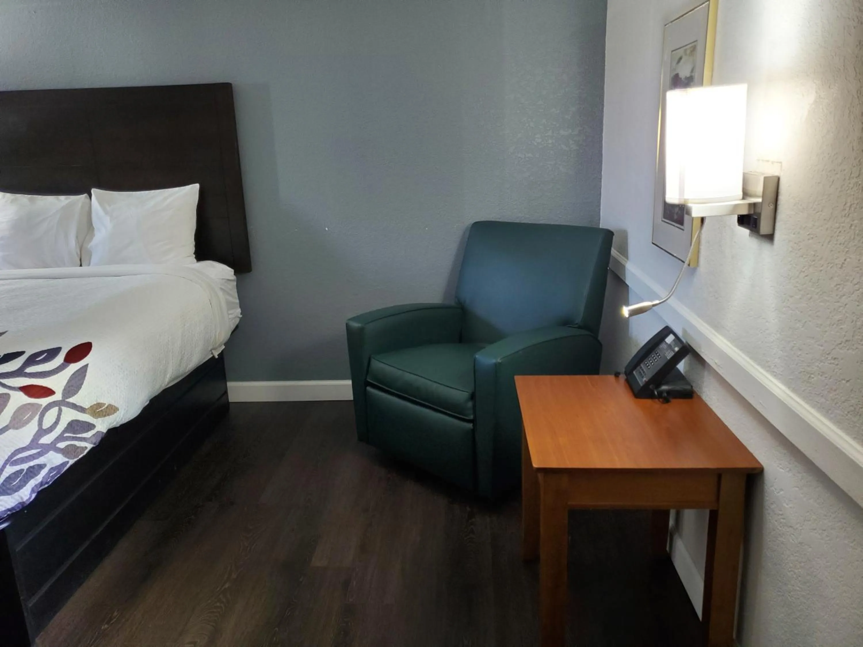 Bed in Budget Host Inn- Medical Center