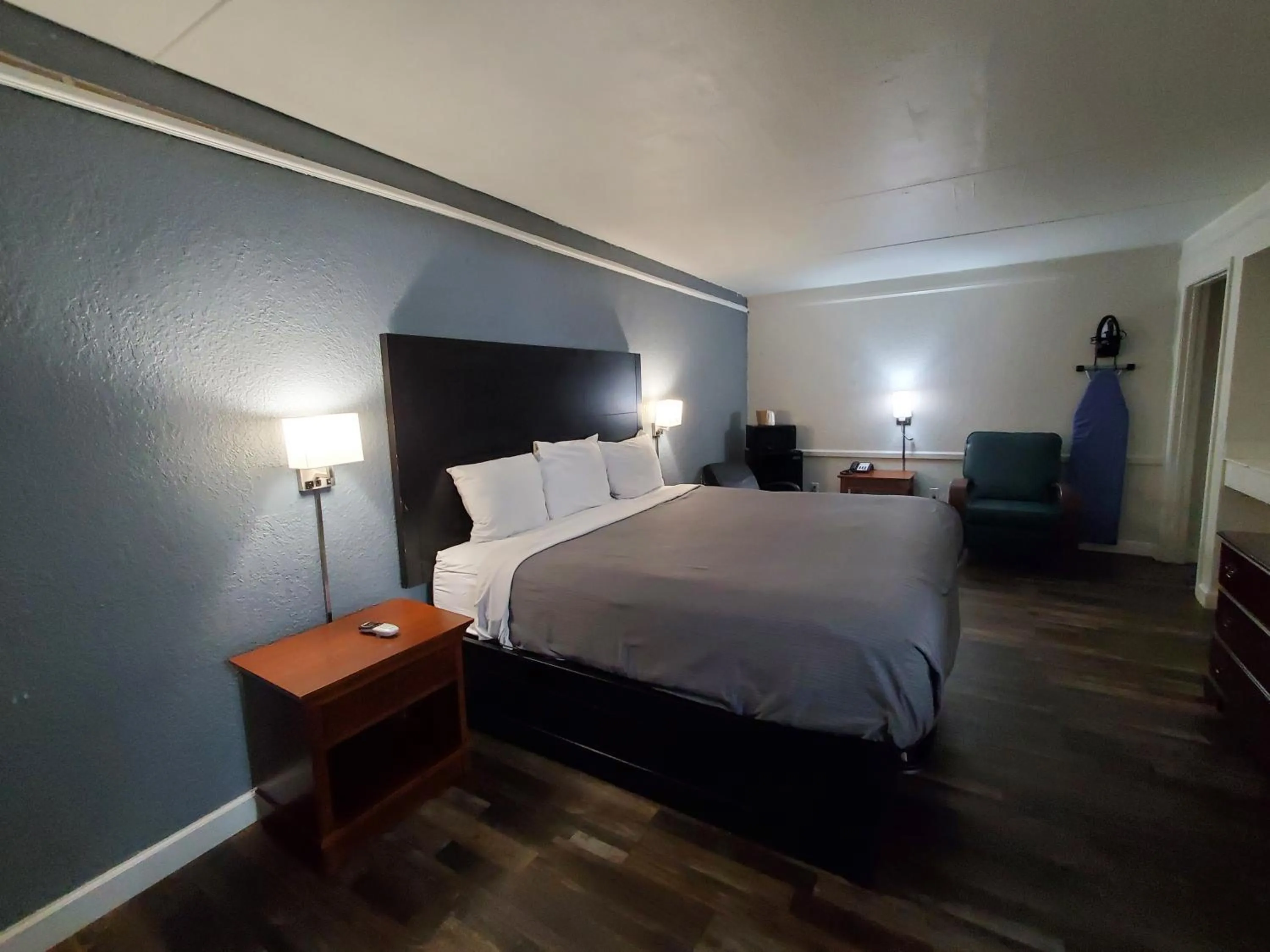 Photo of the whole room, Bed in Budget Host Inn- Medical Center