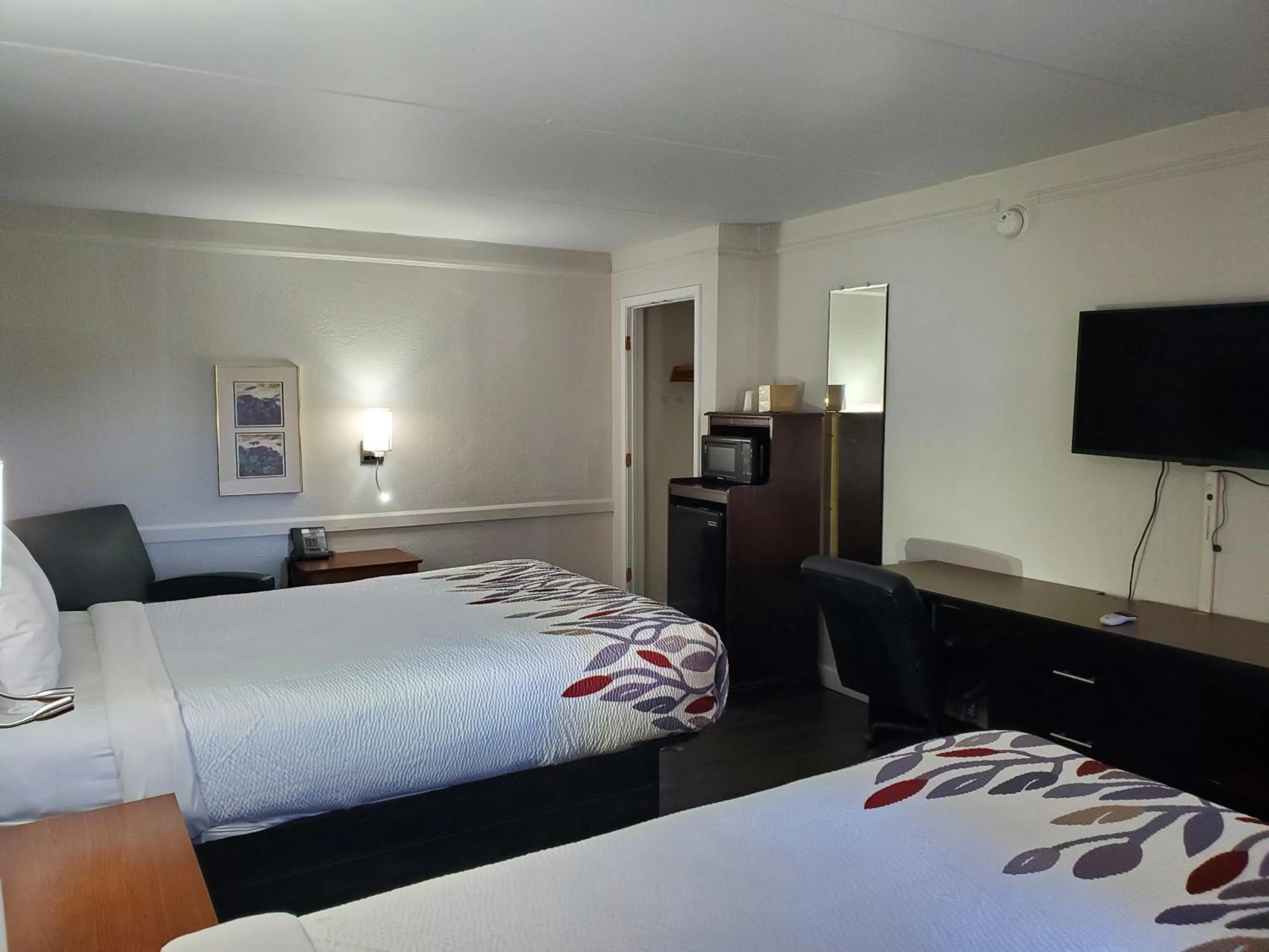 Bed in Budget Host Inn- Medical Center