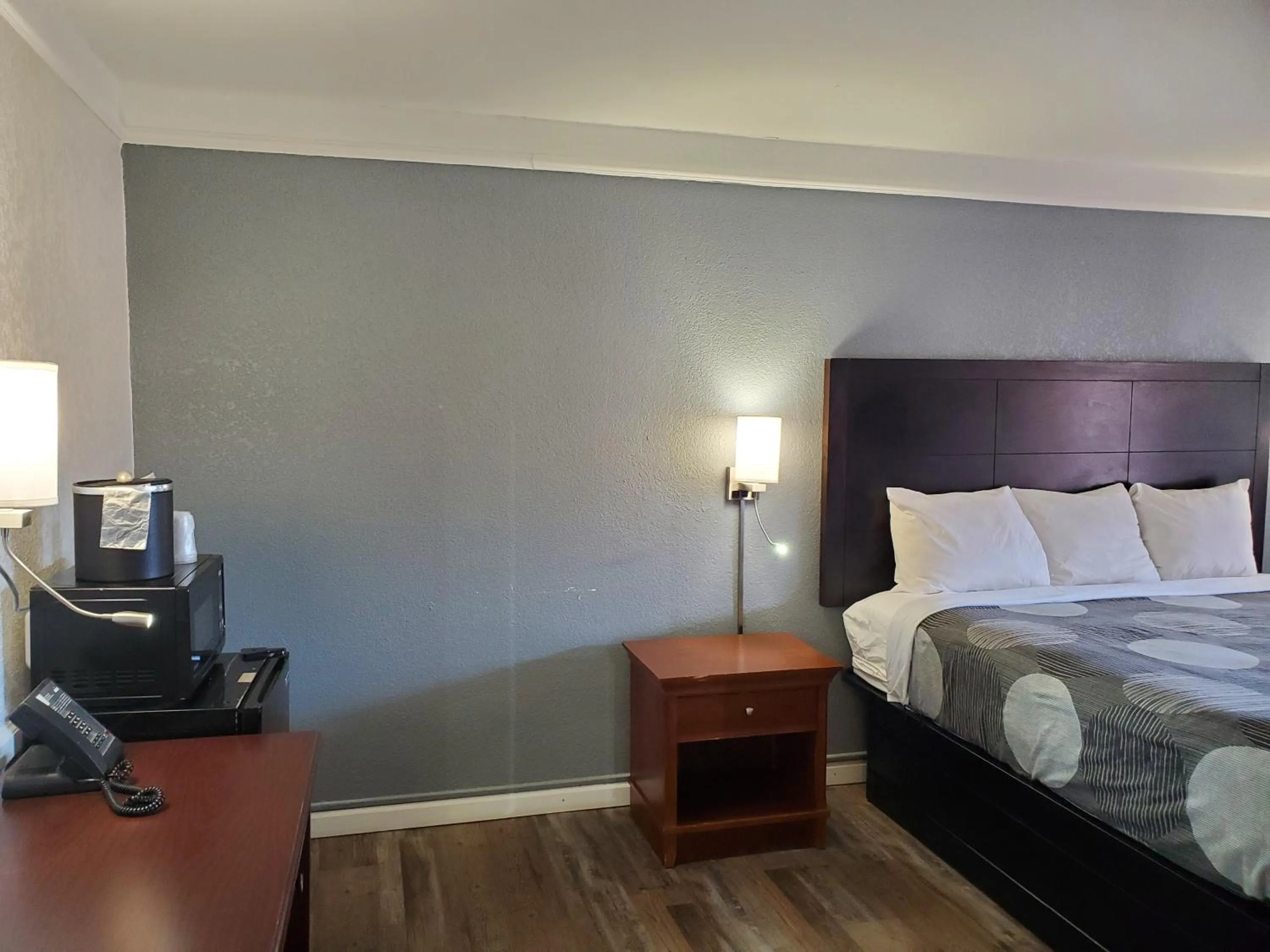 Bed in Budget Host Inn- Medical Center