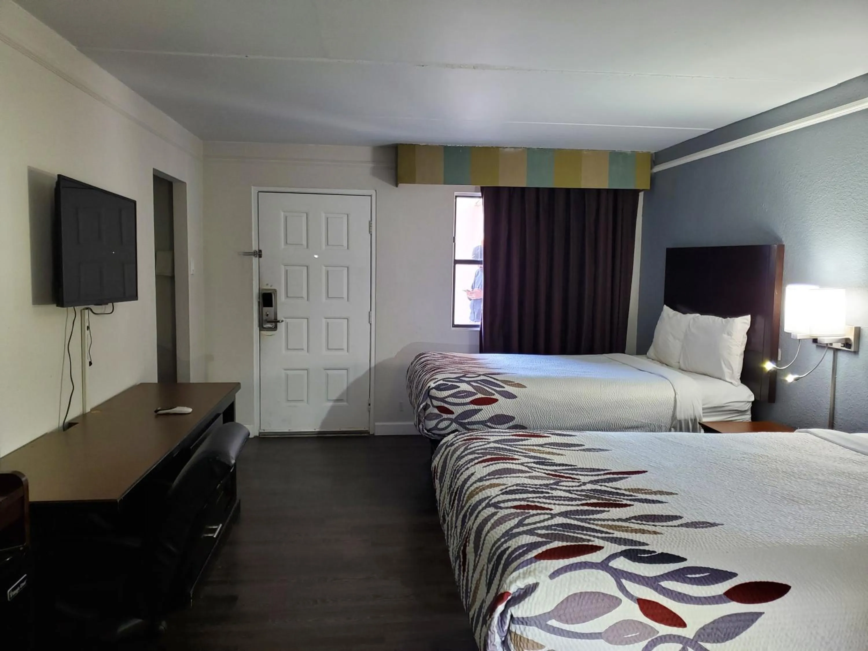 Bed in Budget Host Inn- Medical Center