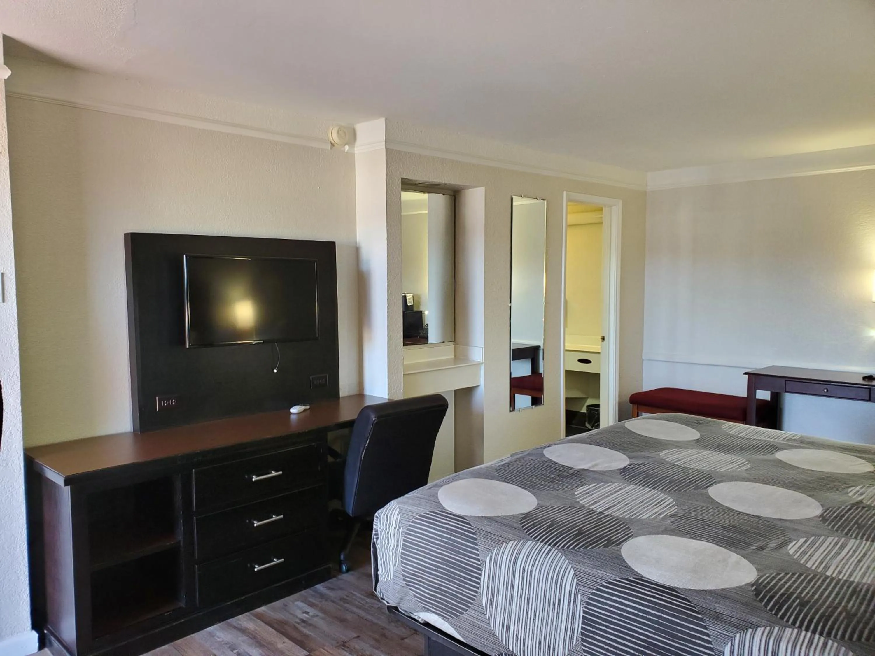 Bed in Budget Host Inn- Medical Center