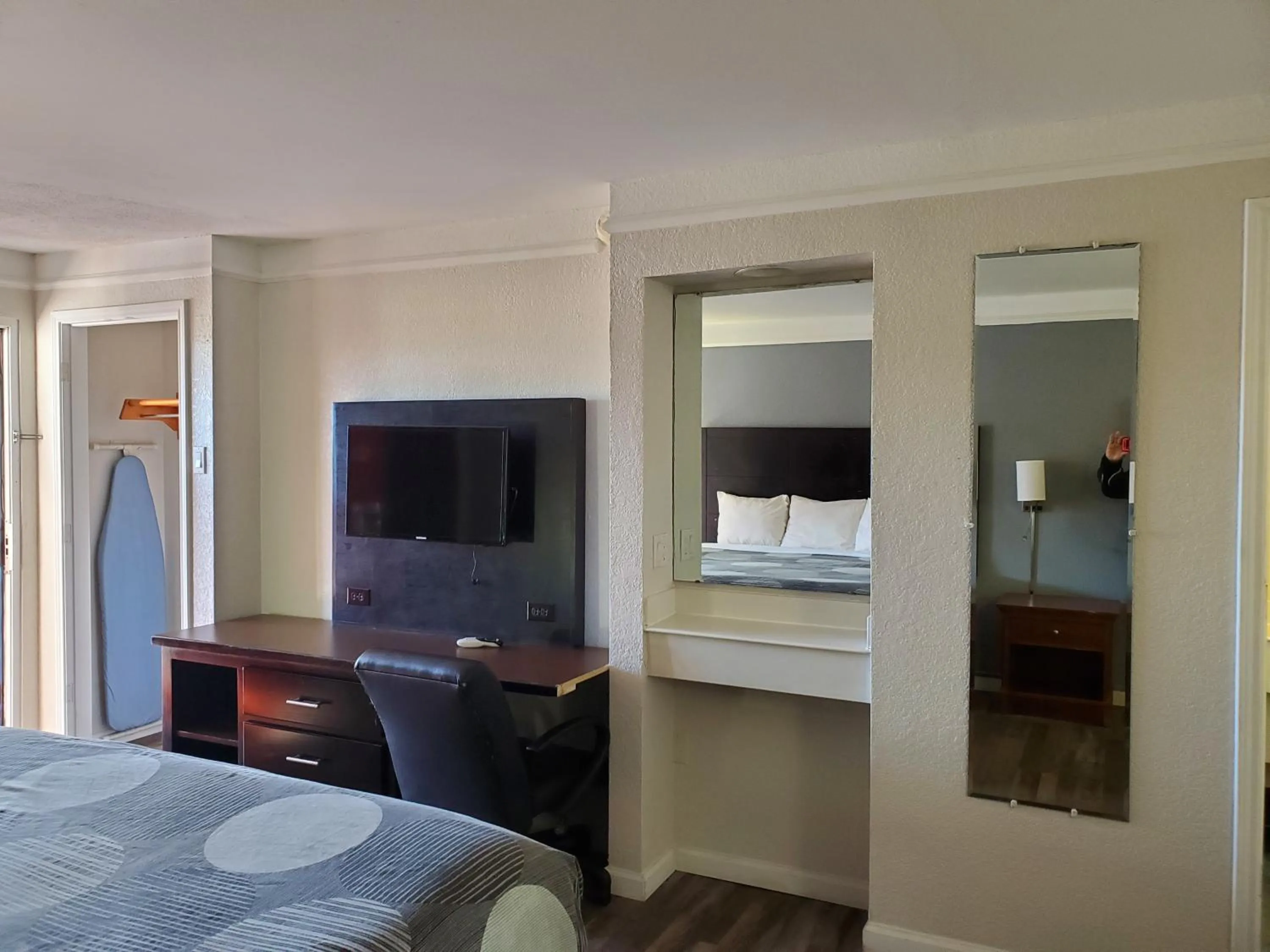 Bed in Budget Host Inn- Medical Center