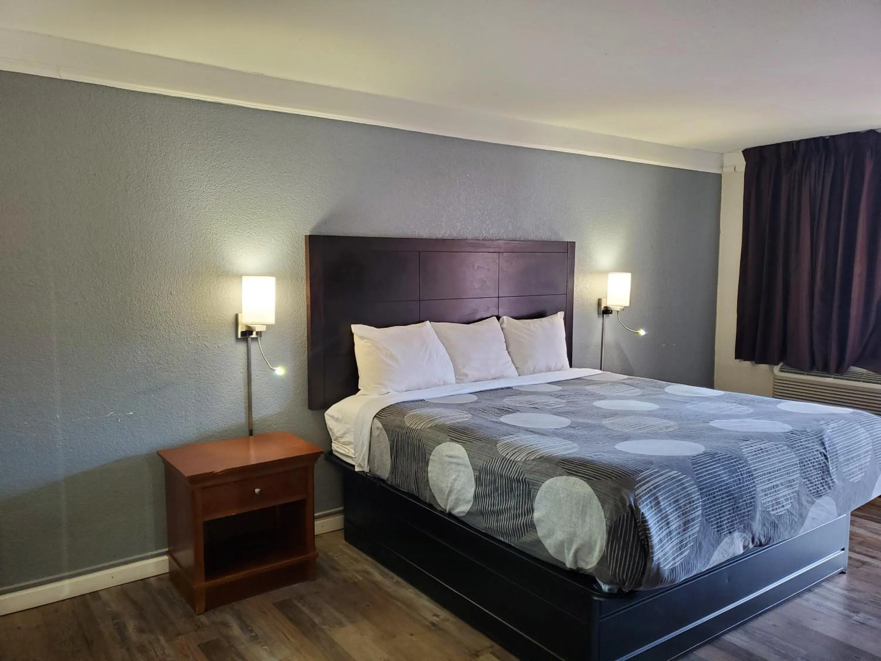 Bed in Budget Host Inn- Medical Center