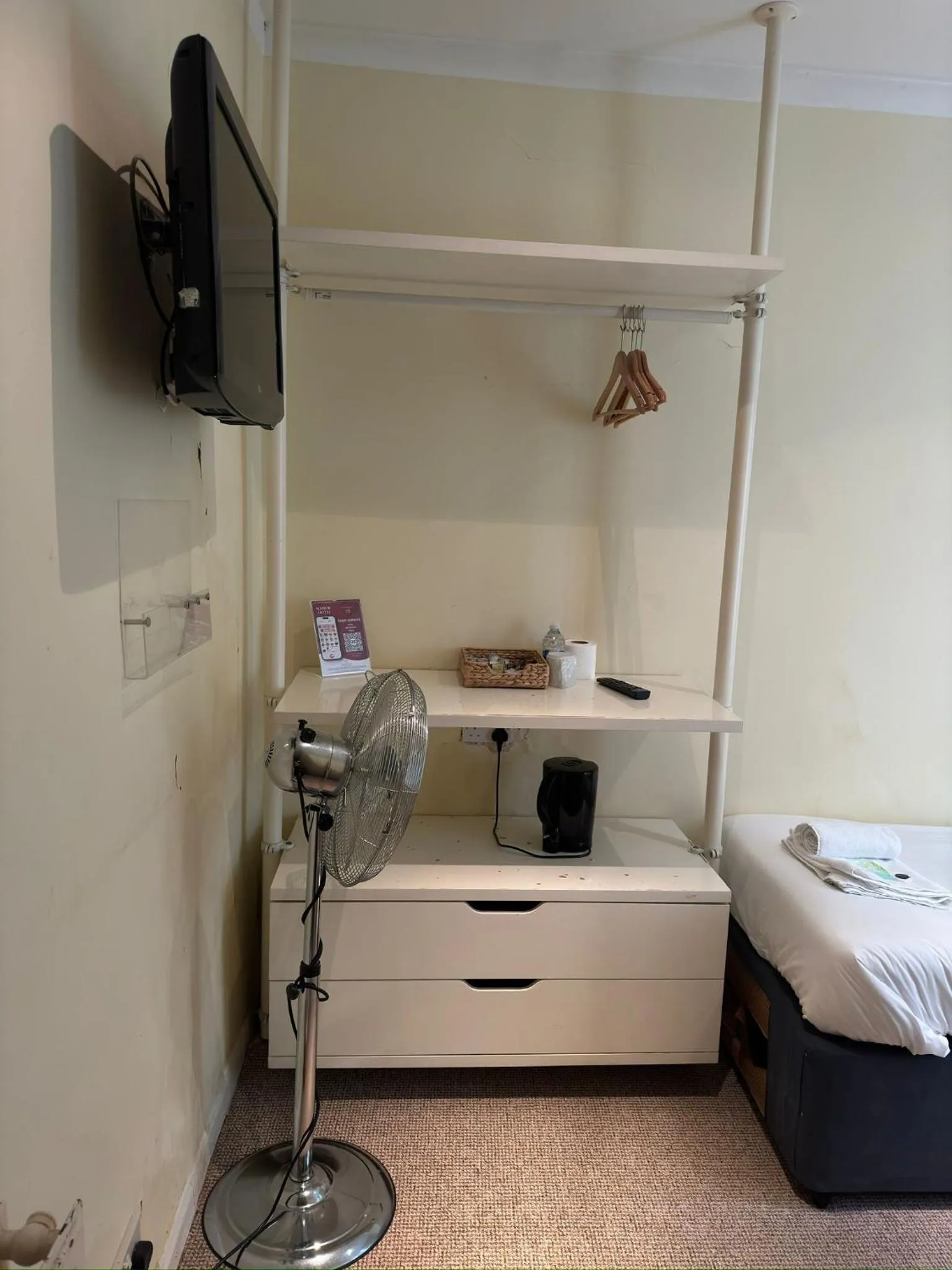 Coffee/tea facilities in Manor Hotel