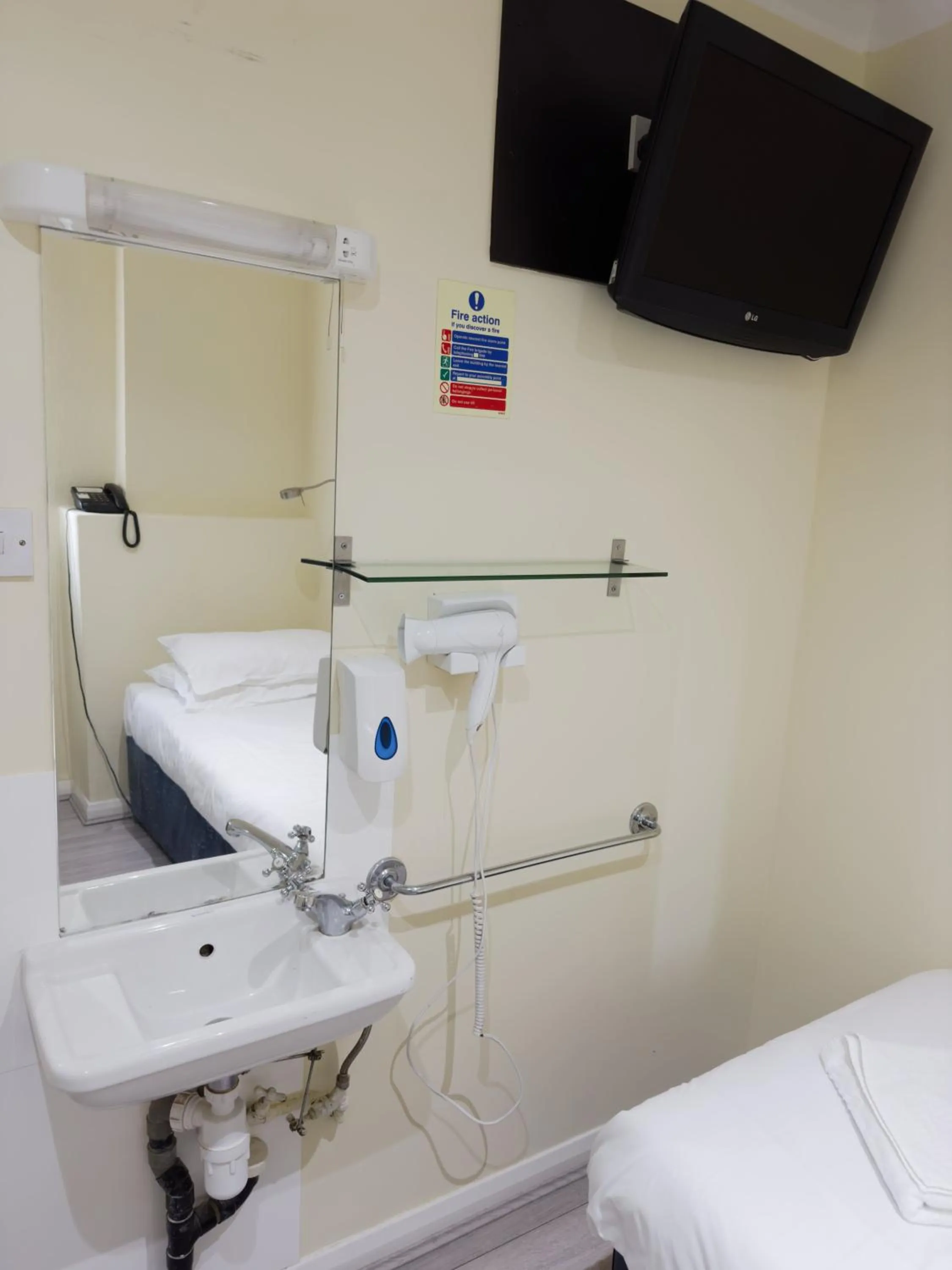 TV and multimedia in Manor Hotel