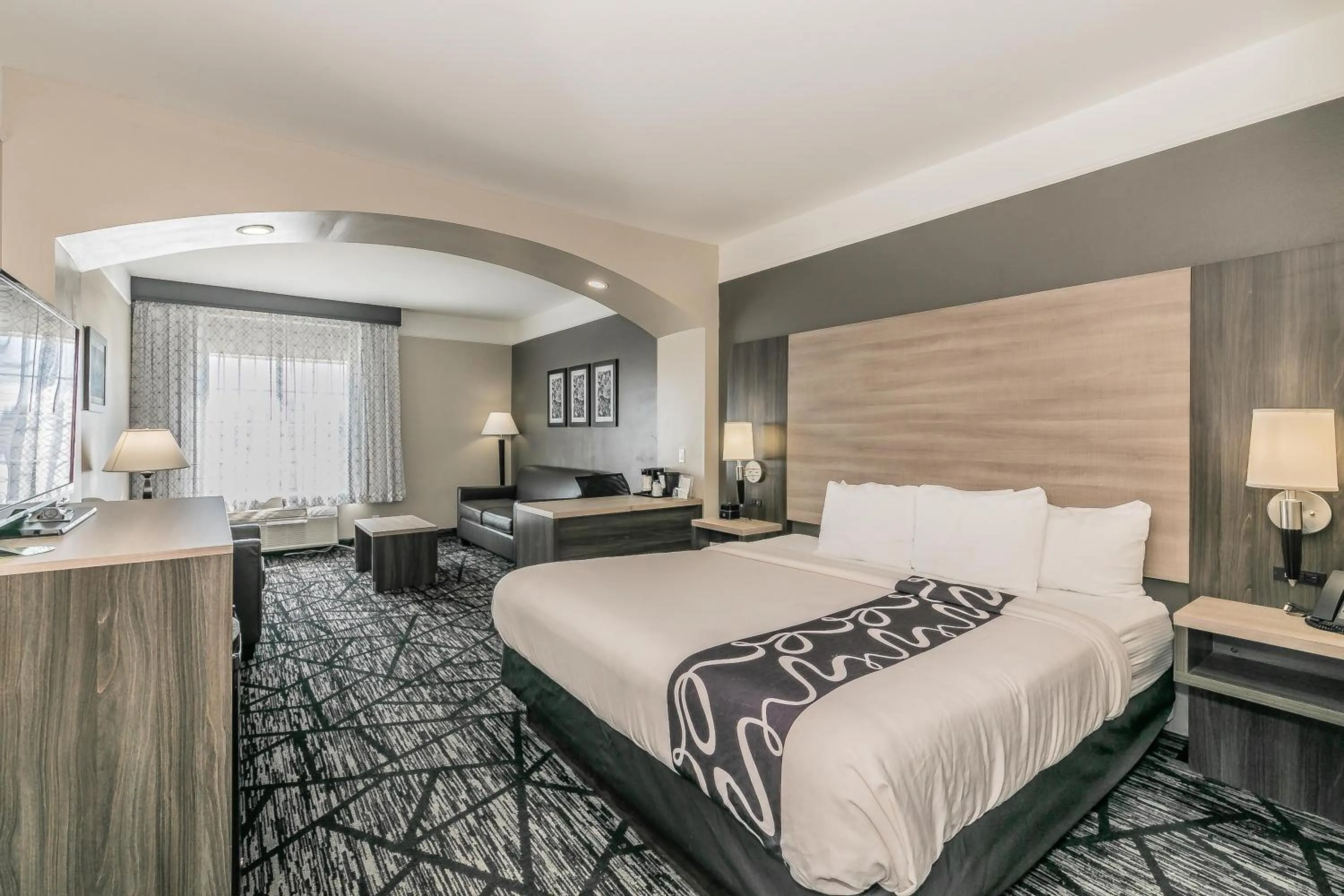 Photo of the whole room, Bed in La Quinta by Wyndham Granbury