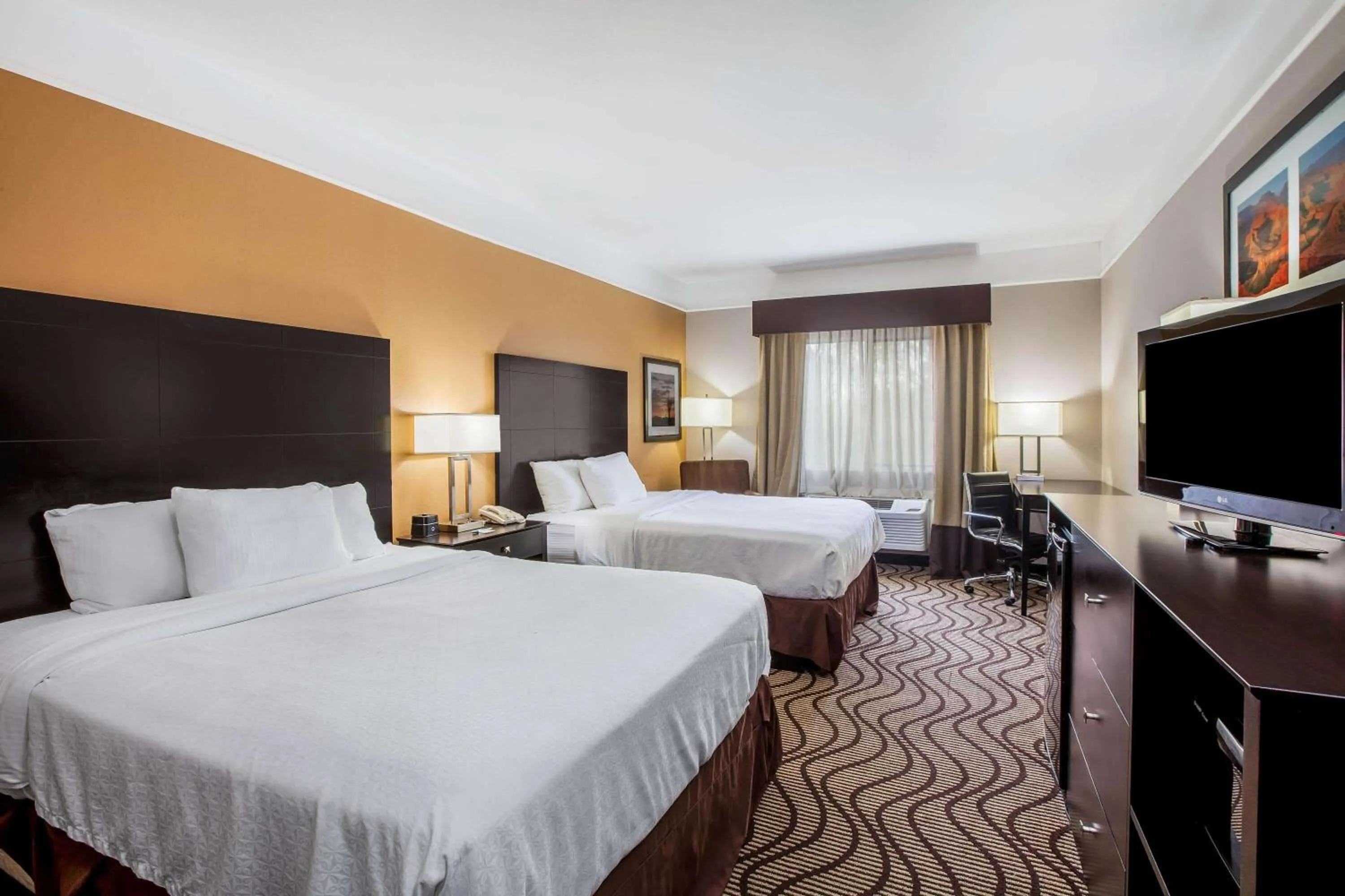 Photo of the whole room in La Quinta by Wyndham Pasadena