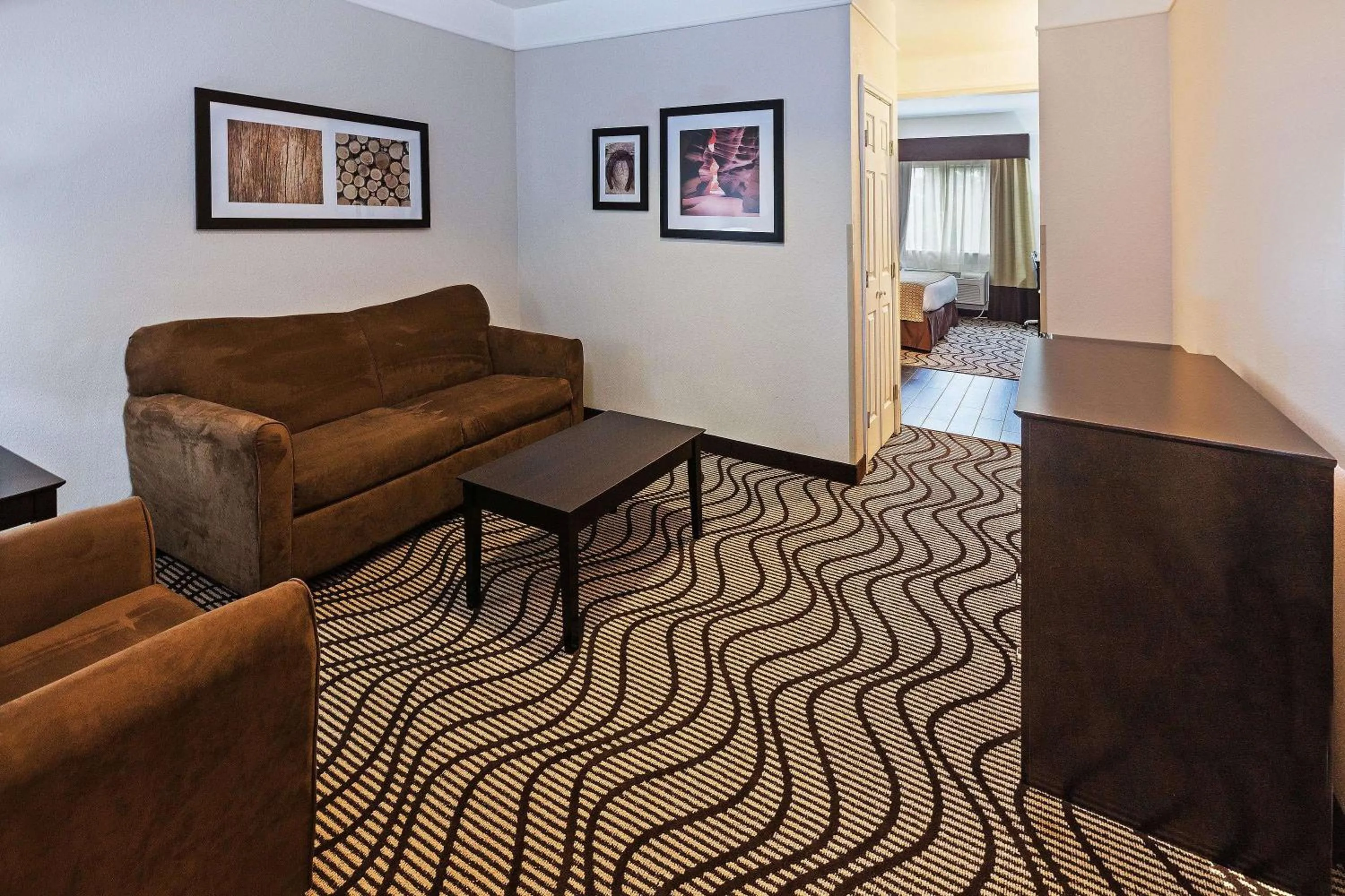 Photo of the whole room in La Quinta by Wyndham Pasadena