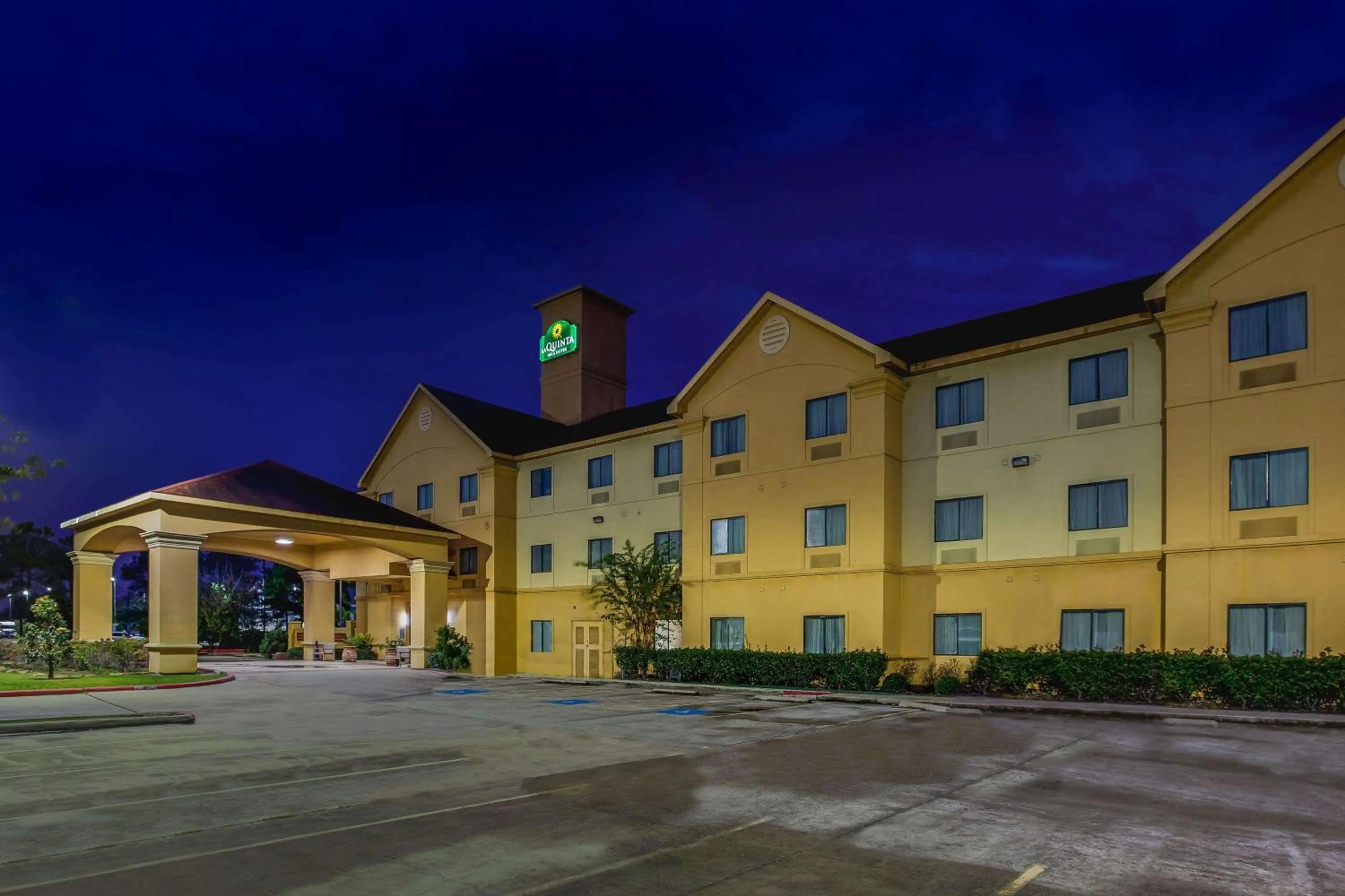 Property building in La Quinta by Wyndham Pasadena