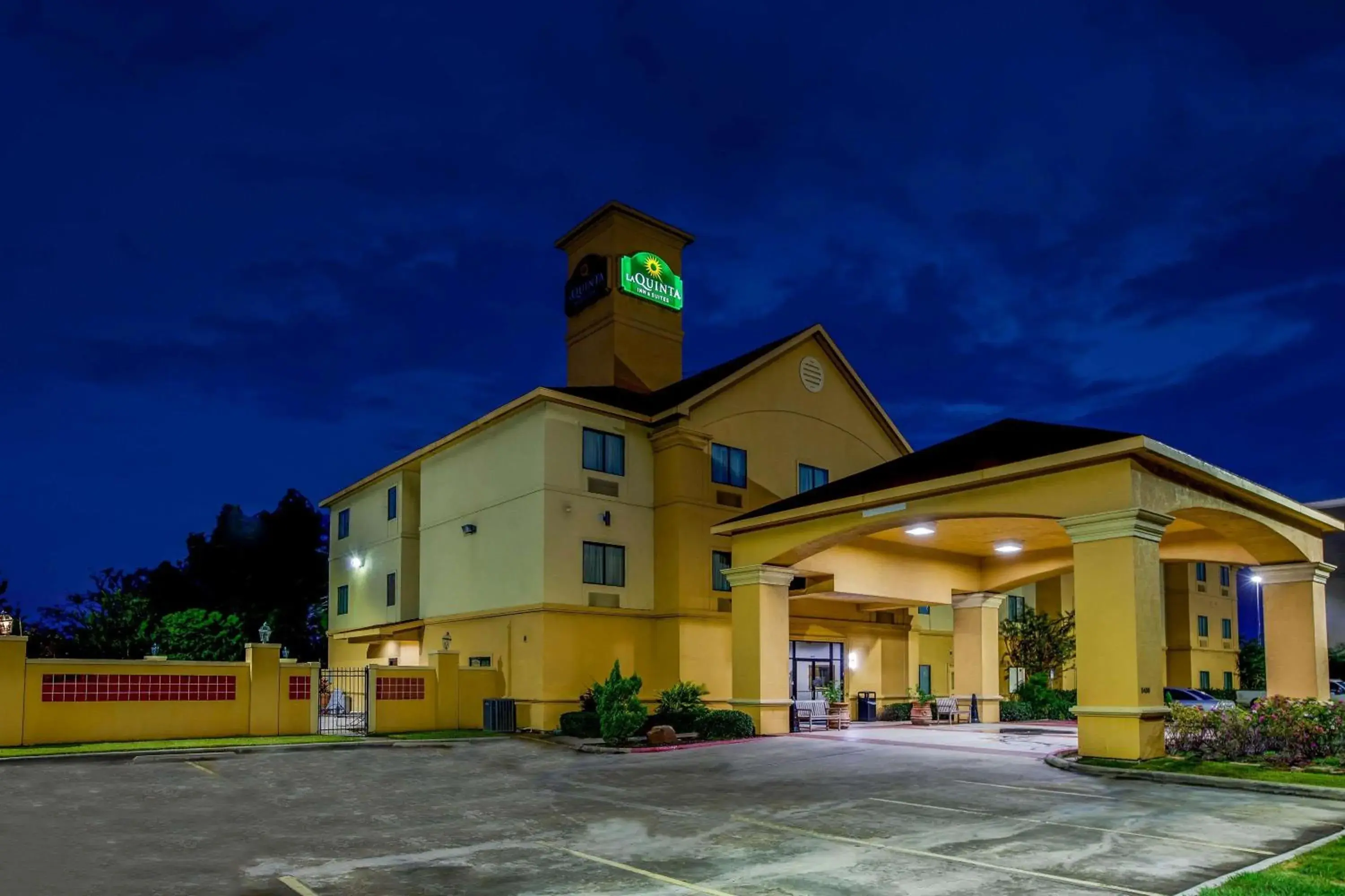 Property building in La Quinta by Wyndham Pasadena Property building in La Quinta by Wyndham Pasadena