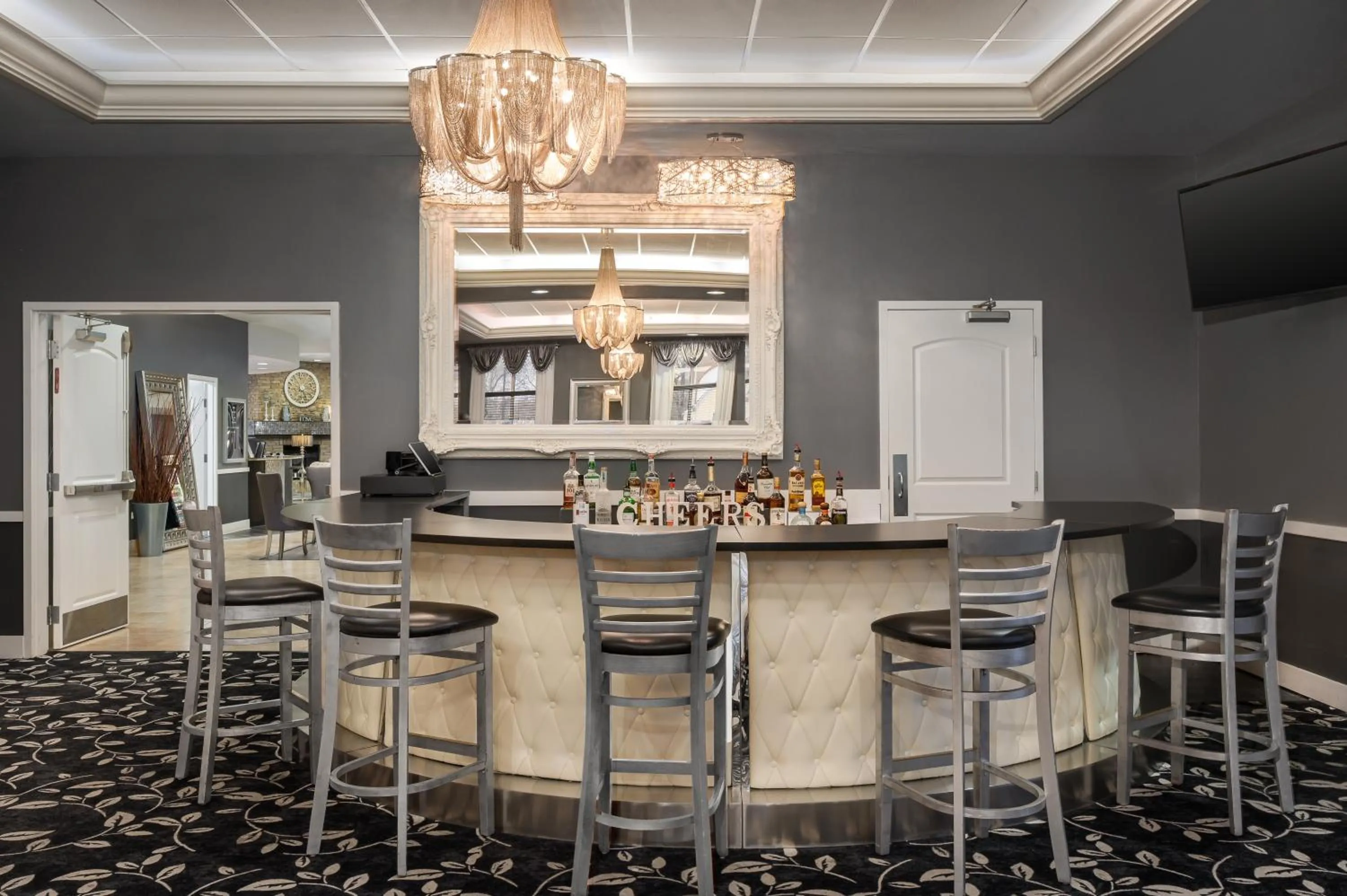 Lounge or bar in The Inn On Sheridan