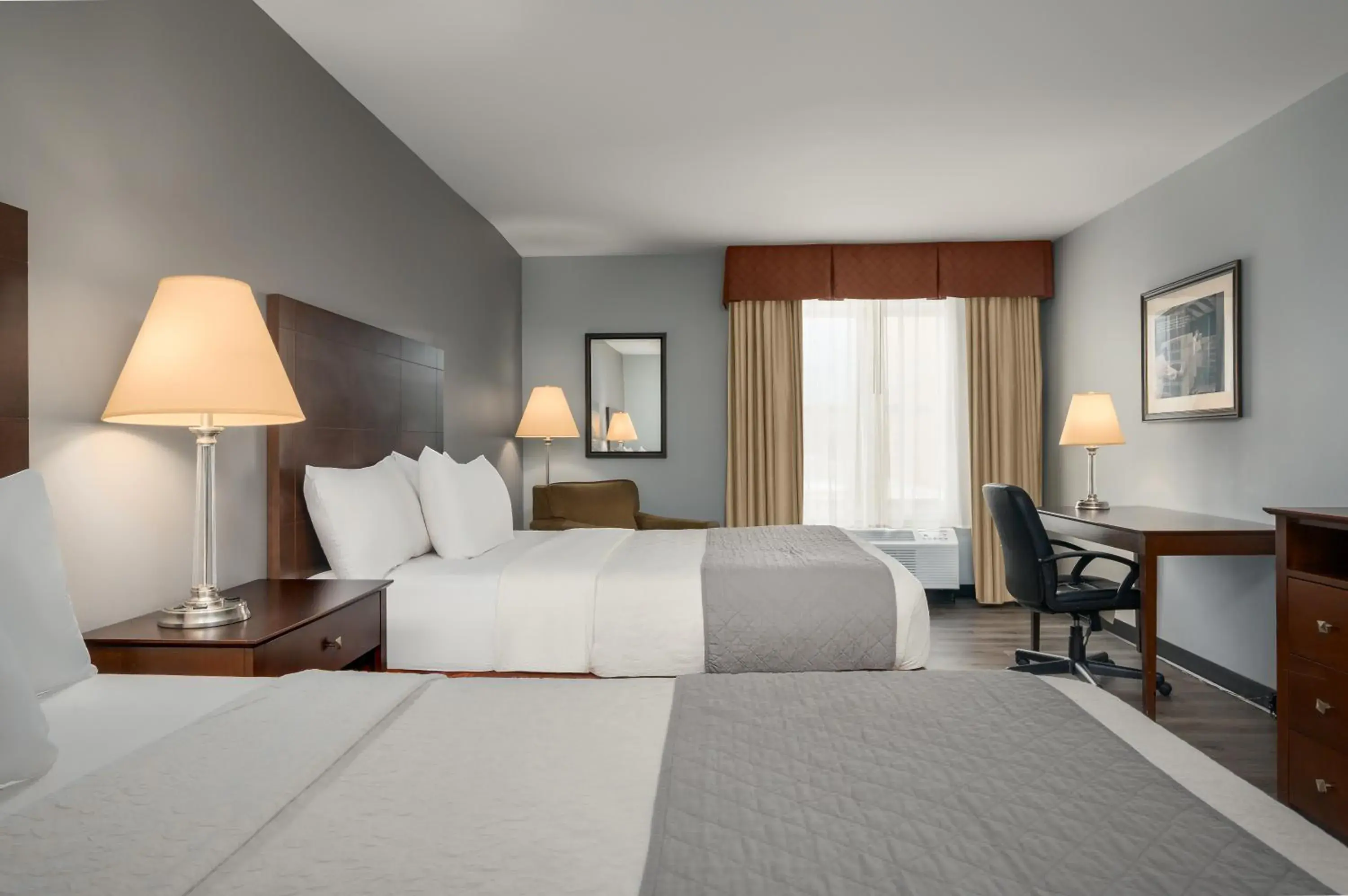 Queen Room with Two Queen Beds in The Inn On Sheridan Queen Room with Two Queen Beds in The Inn On Sheridan