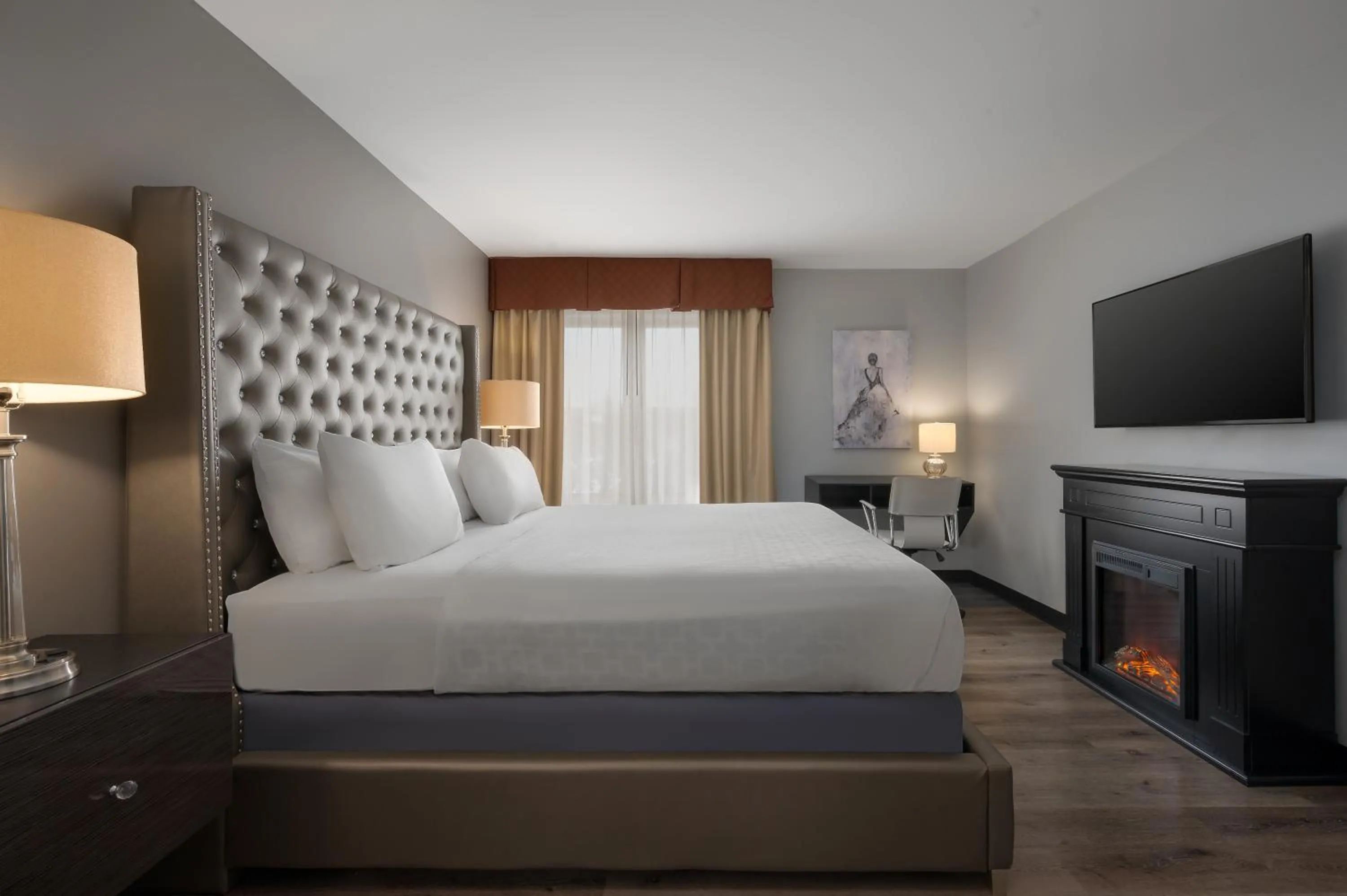 fireplace, Bed in The Inn On Sheridan