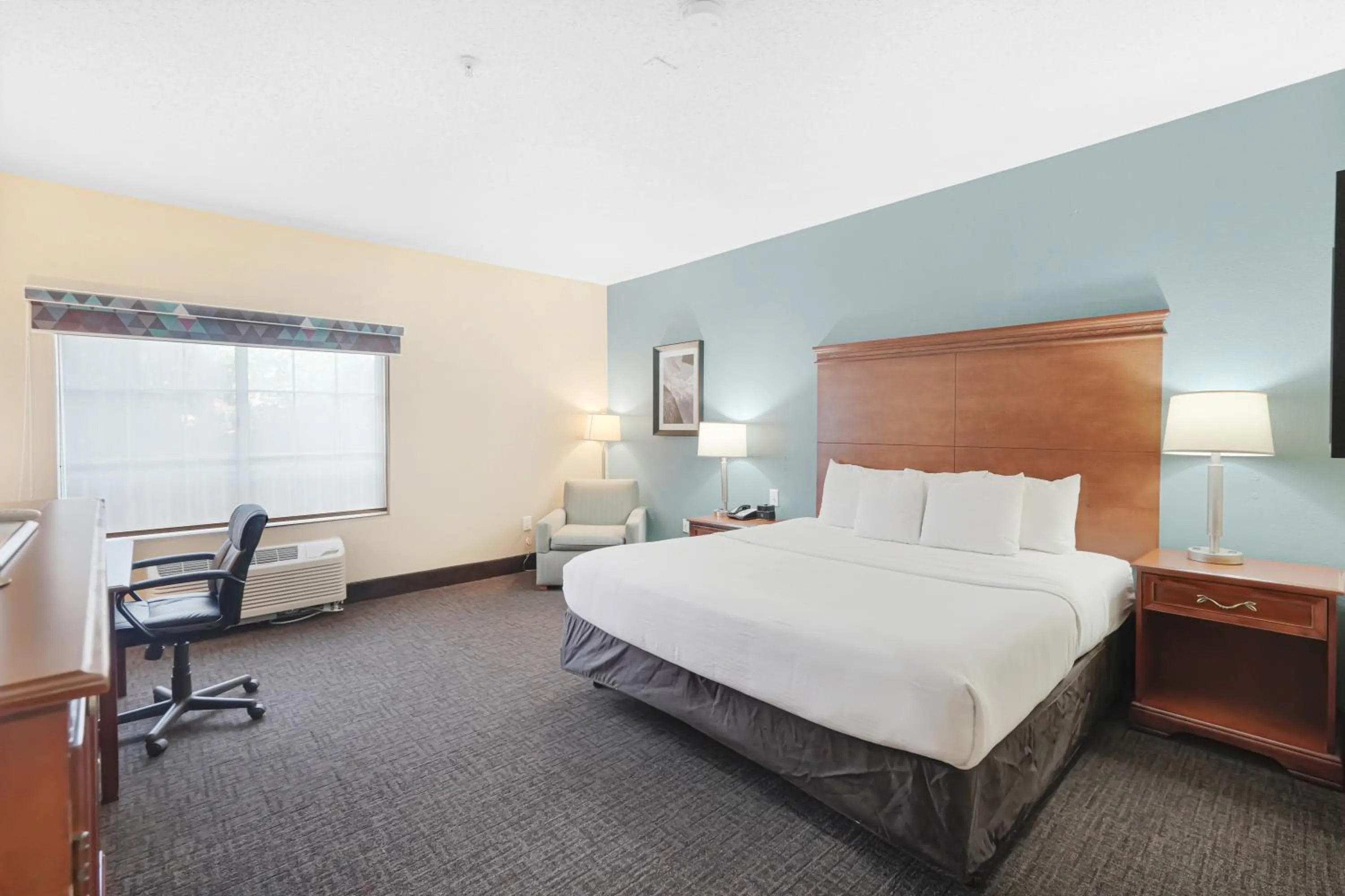 Bedroom, Bed in La Quinta by Wyndham Houston Hobby Airport