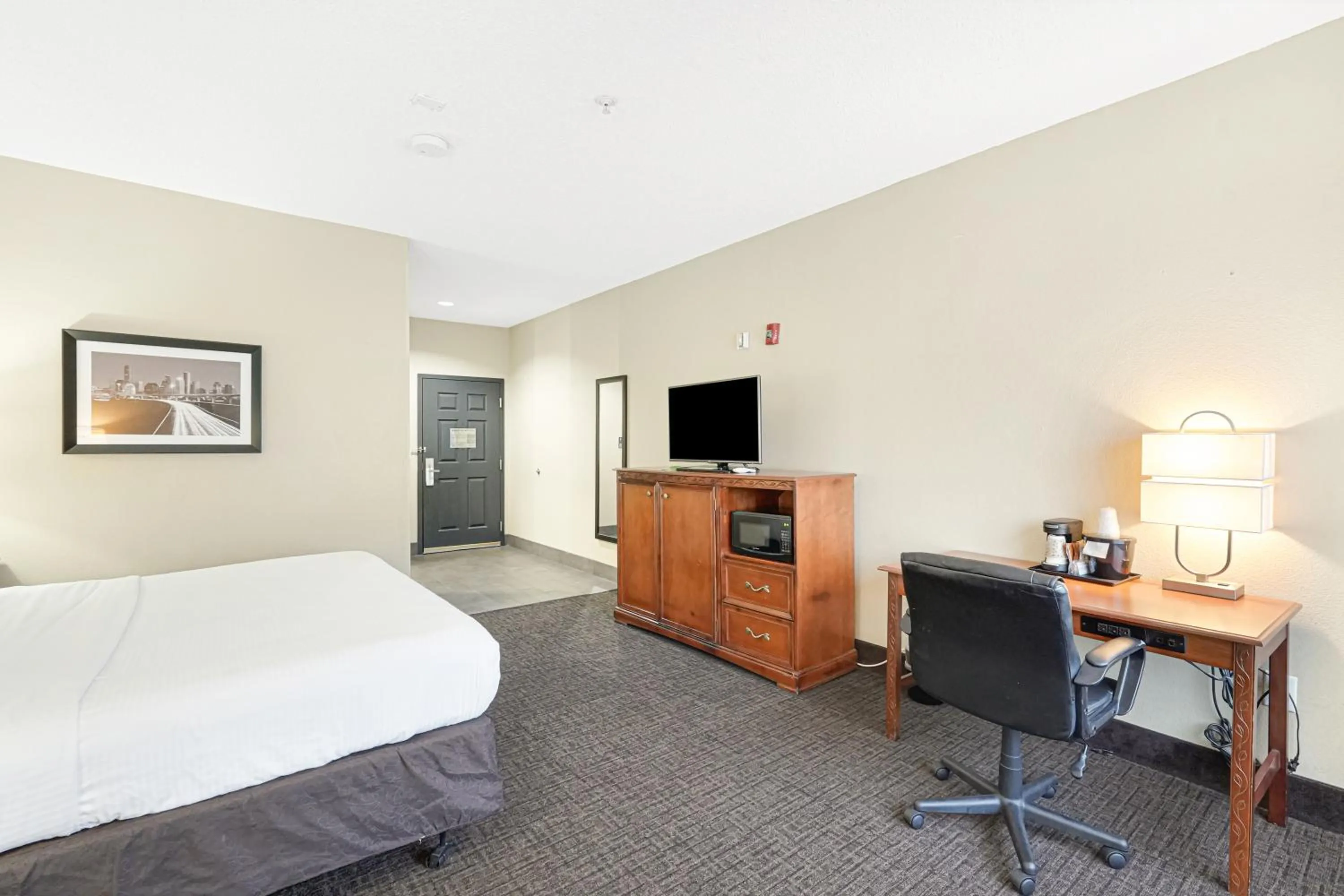 TV and multimedia, Bed in La Quinta by Wyndham Houston Hobby Airport