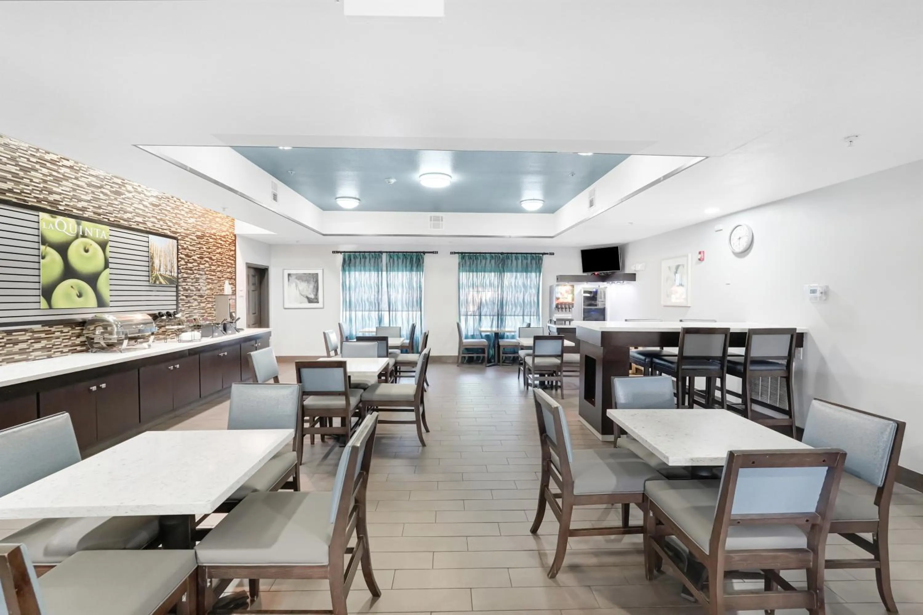 Dining area in La Quinta by Wyndham Houston Hobby Airport