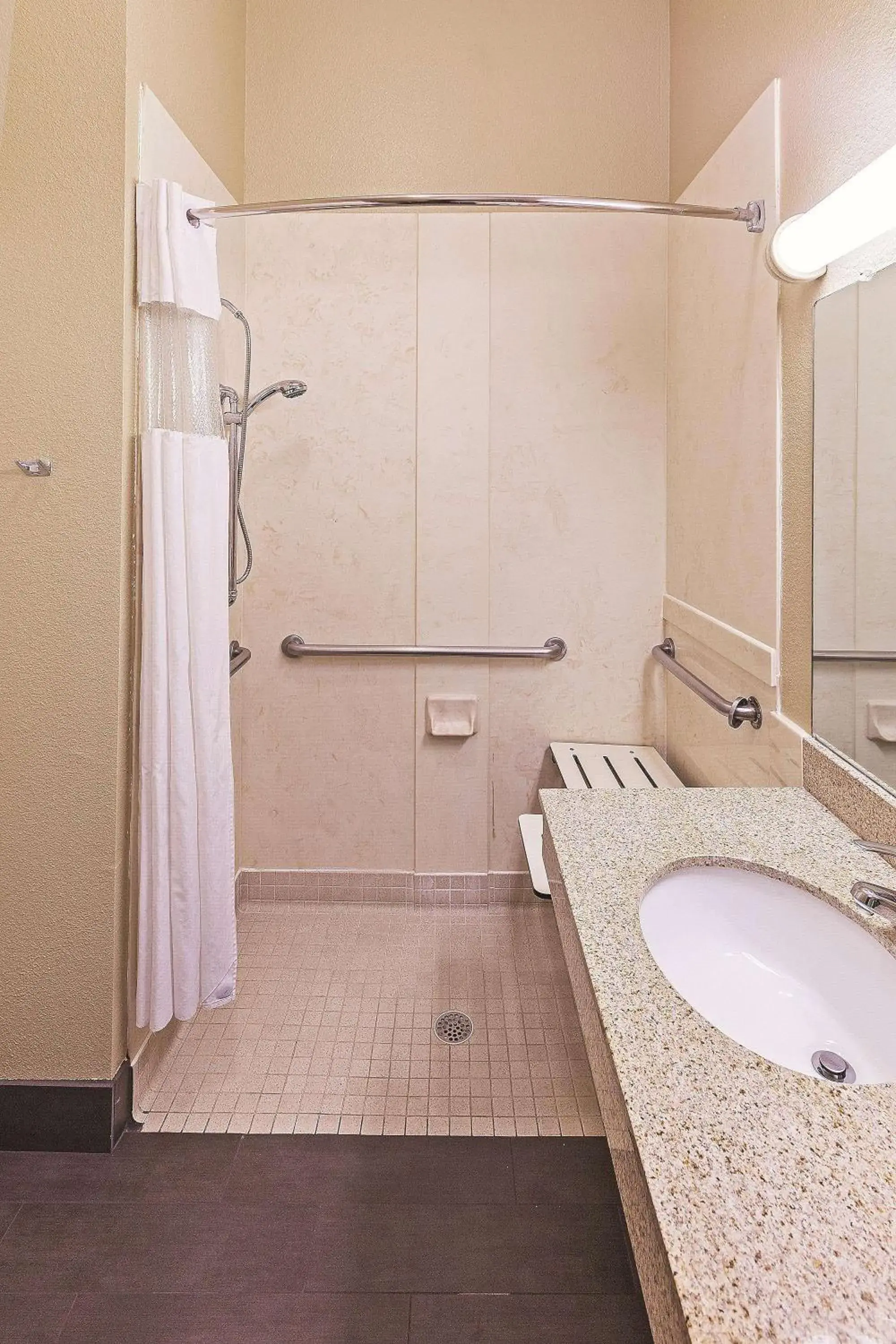 Photo of the whole room in La Quinta by Wyndham Houston Hobby Airport Photo of the whole room in La Quinta by Wyndham Houston Hobby Airport