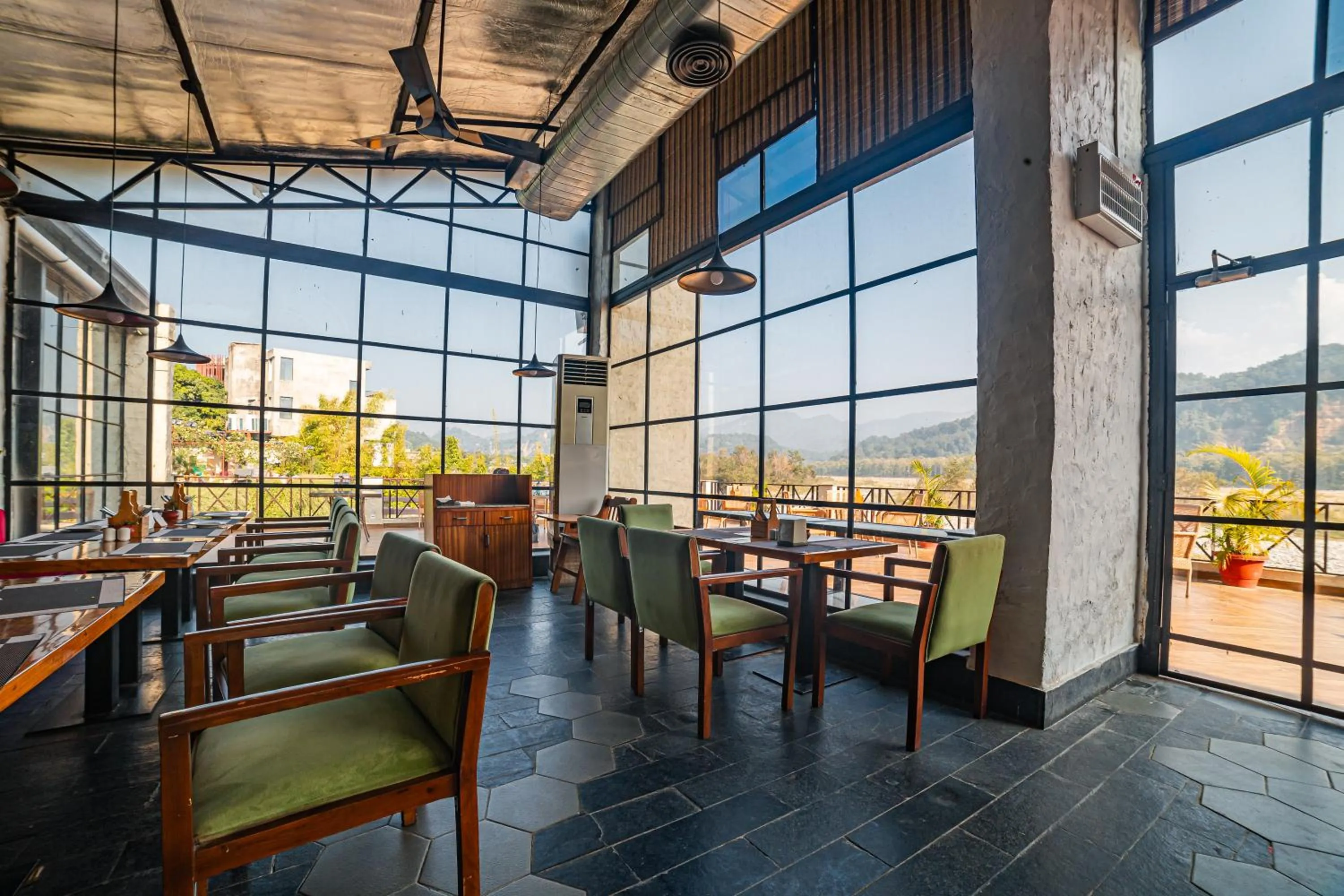 Restaurant/places to eat in Manu Maharani Resort