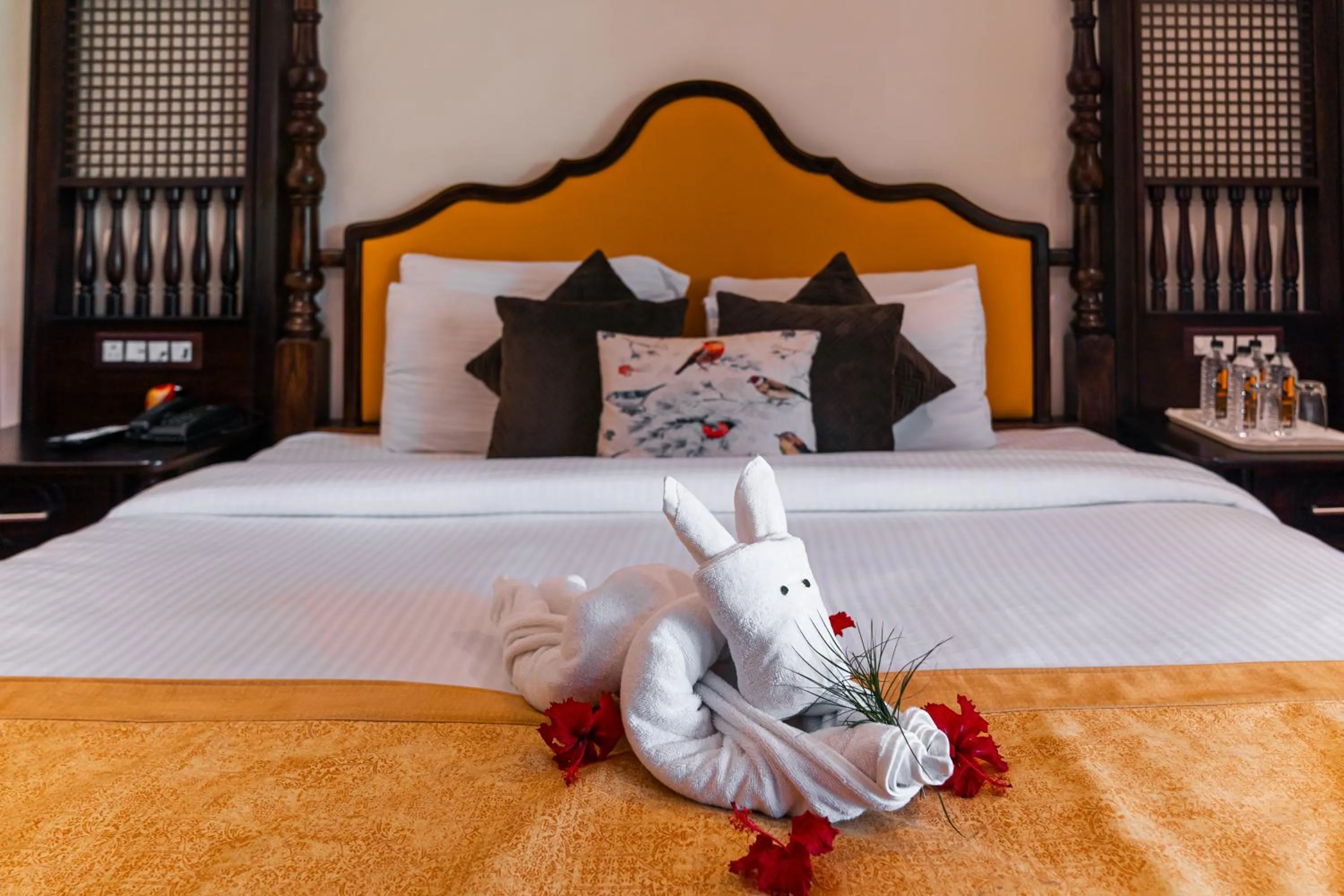 Living room, Bed in Manu Maharani Resort