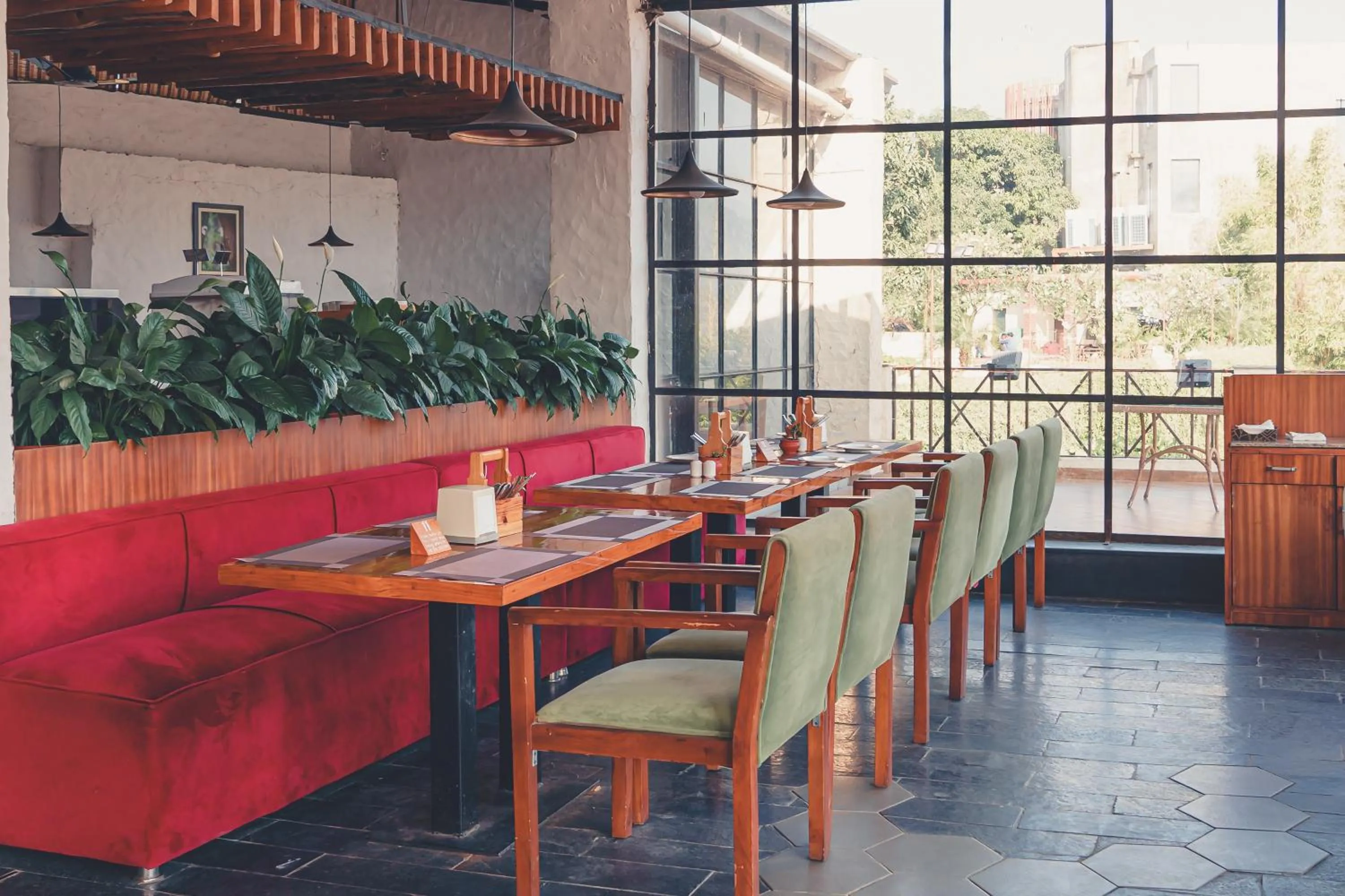 Restaurant/places to eat in Manu Maharani Resort