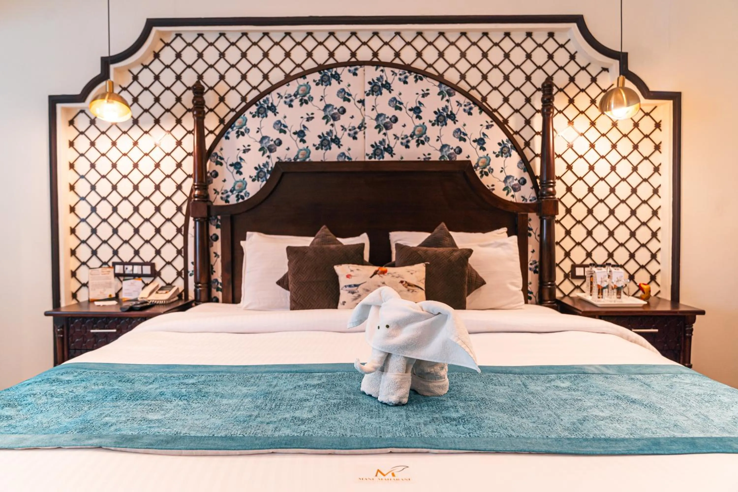 Living room, Bed in Manu Maharani Resort