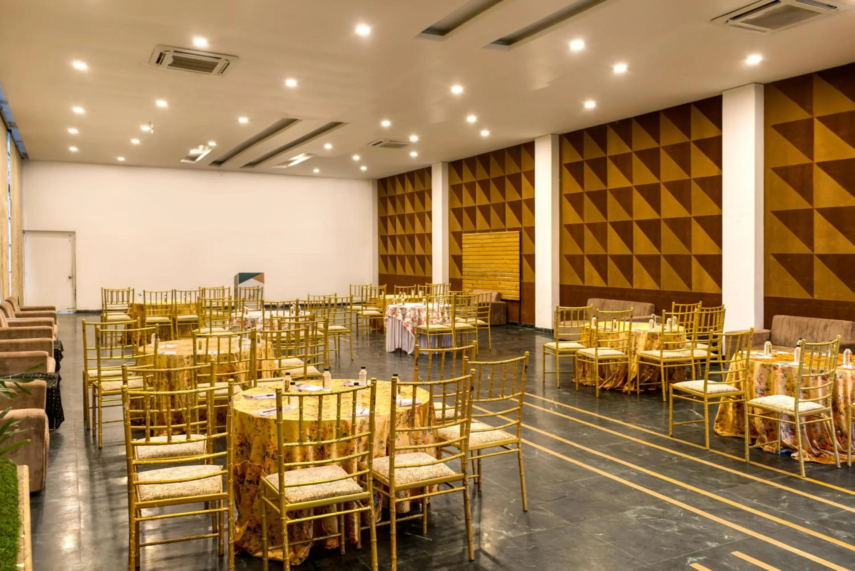 Meeting/conference room in Manu Maharani Resort