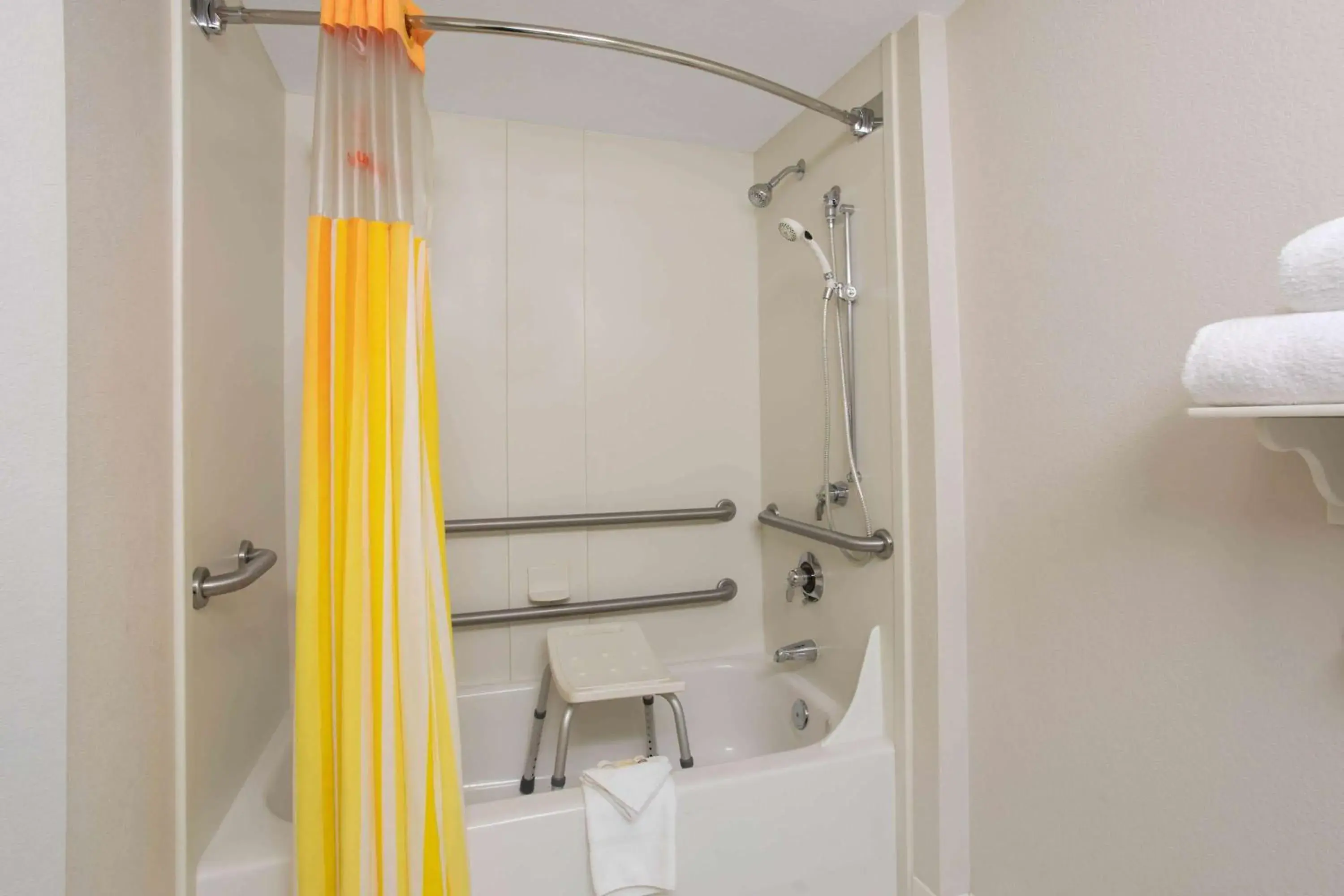 Bathroom in La Quinta by Wyndham Denver Southwest Lakewood Bathroom in La Quinta by Wyndham Denver Southwest Lakewood