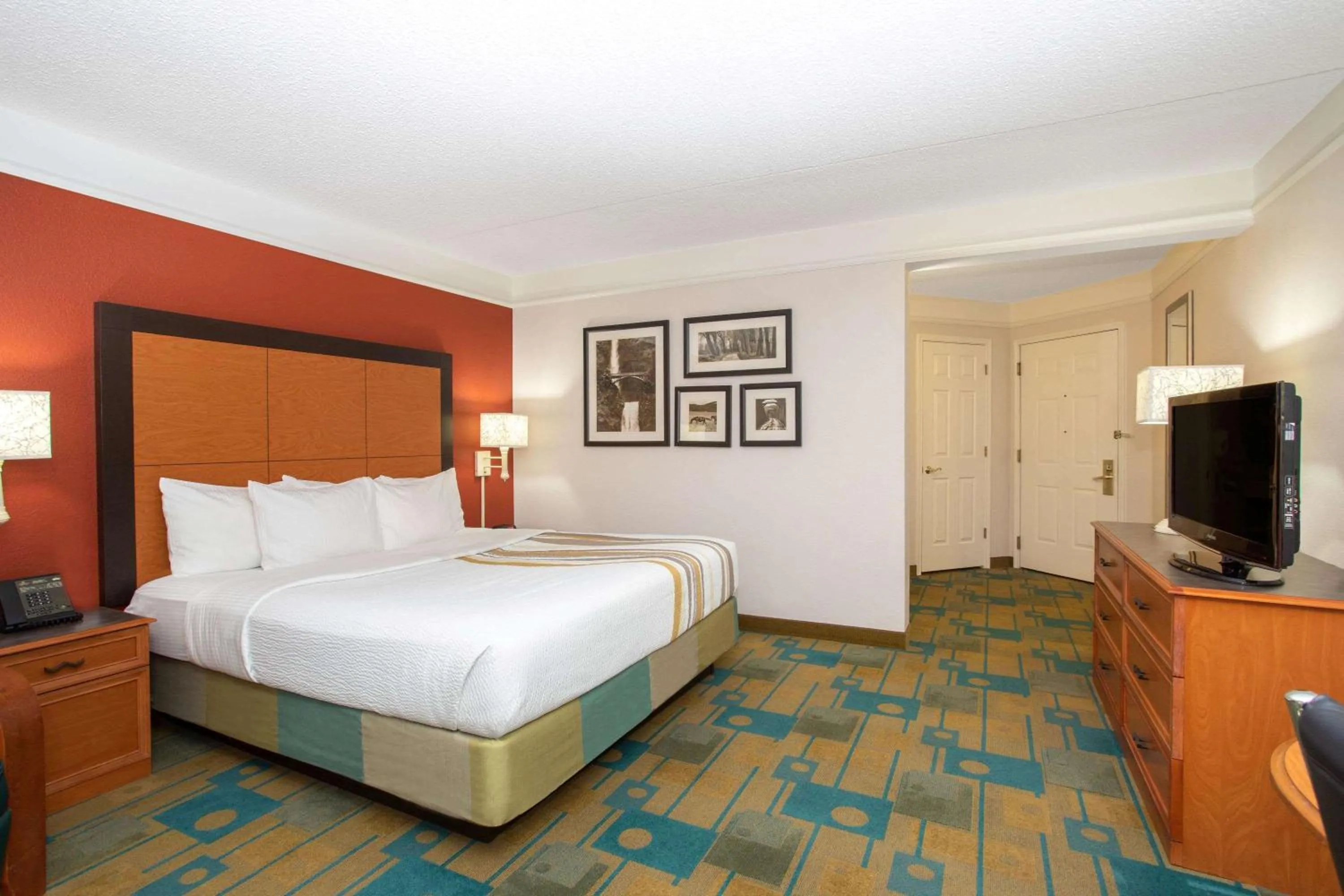 Photo of the whole room, Bed in La Quinta by Wyndham Denver Southwest Lakewood
