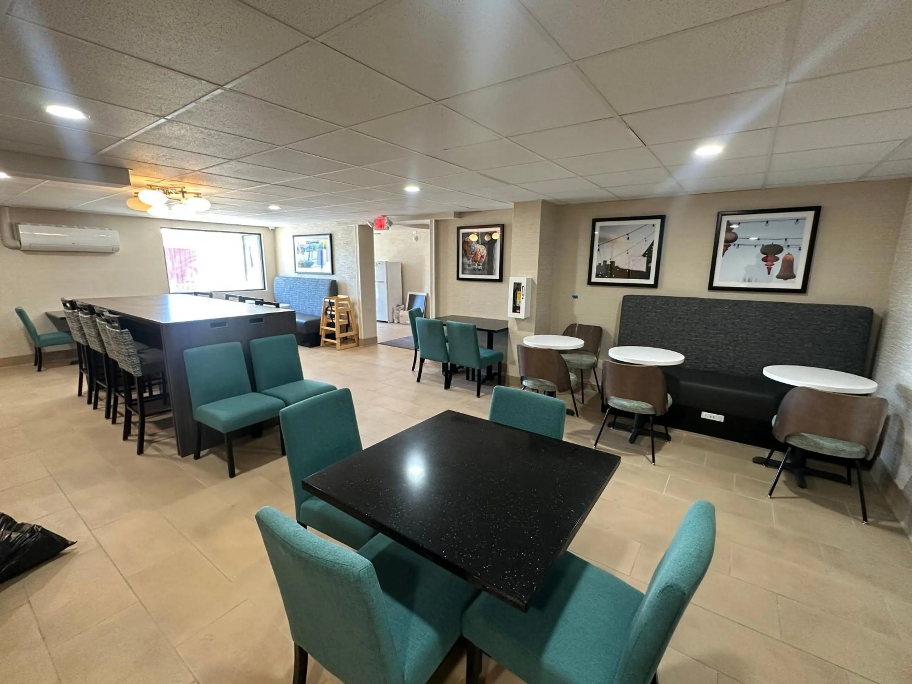 Seating area in La Quinta Inn by Wyndham Albuquerque Airport