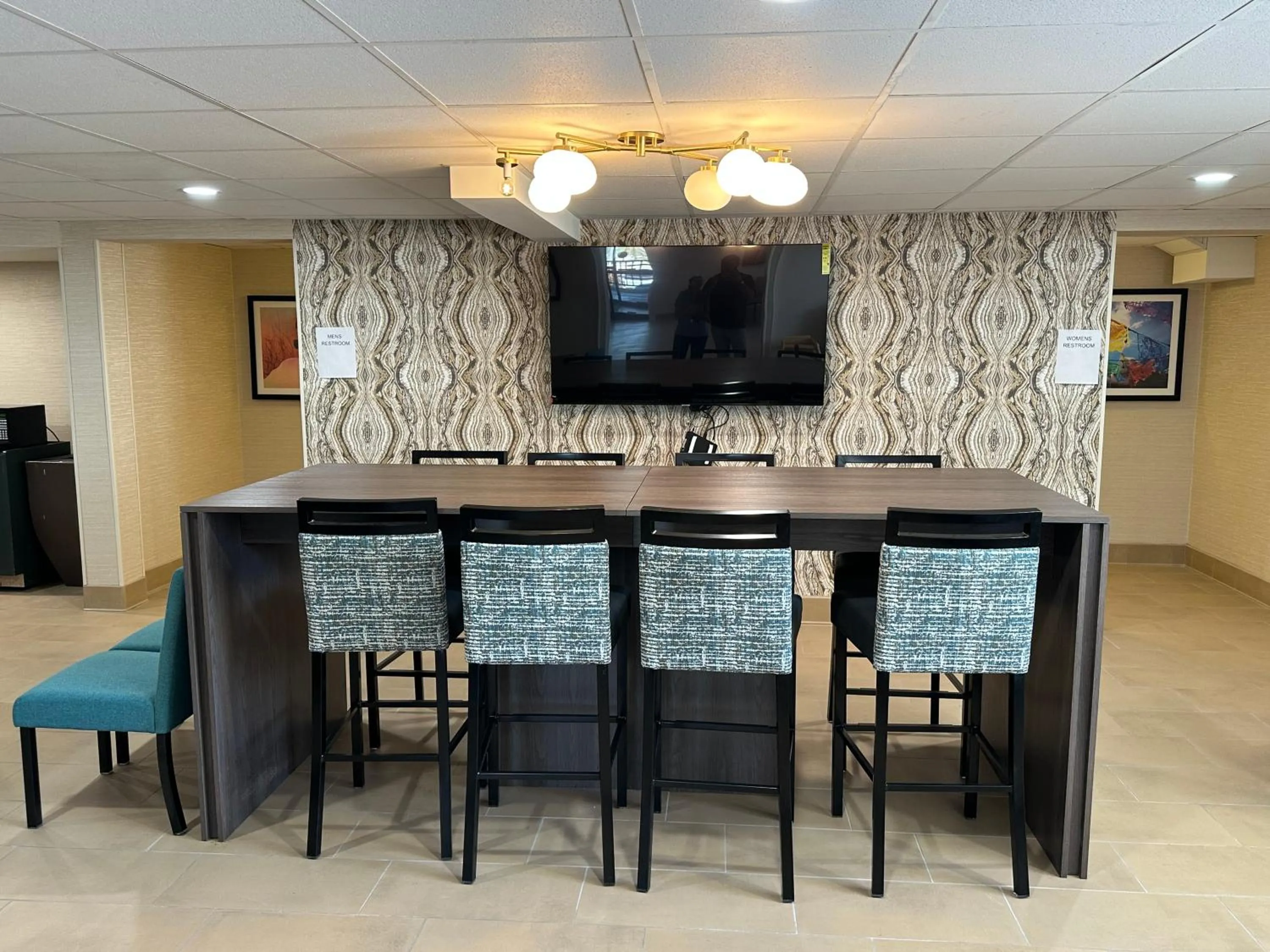 Dining area in La Quinta Inn by Wyndham Albuquerque Airport