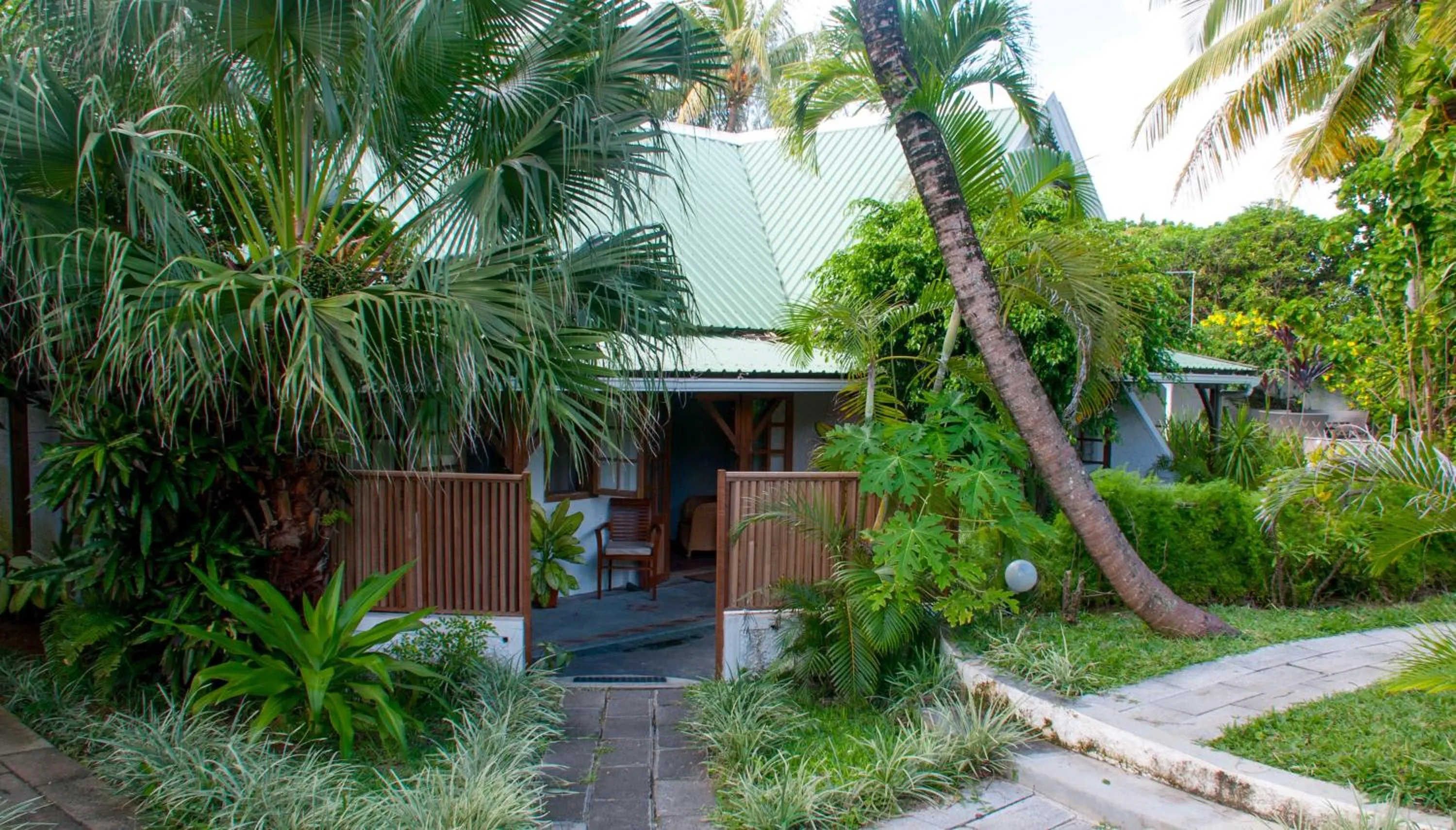 Facade/entrance in Chantauvent Guest House