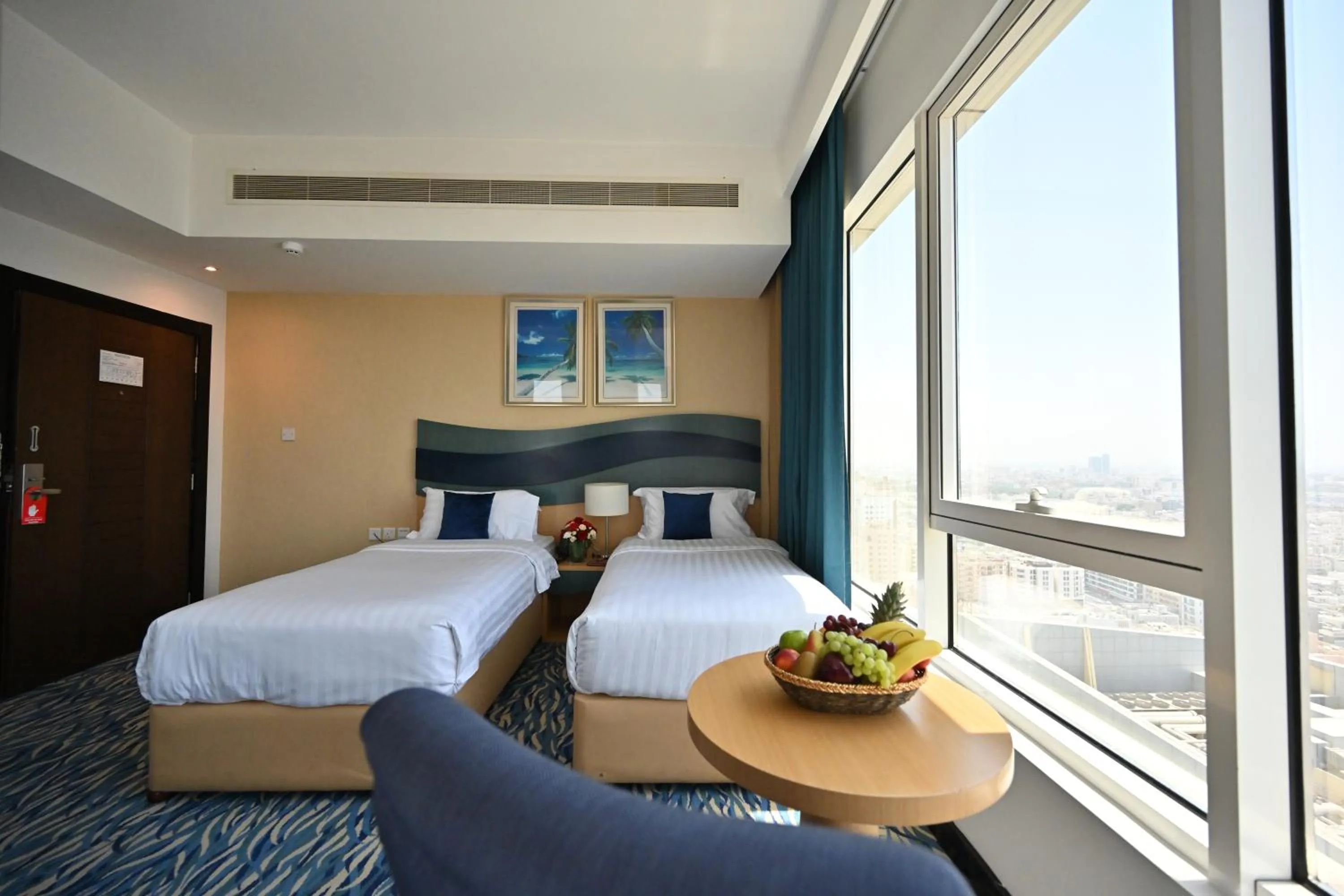 Bedroom, Bed in Harbour Suites Hotel